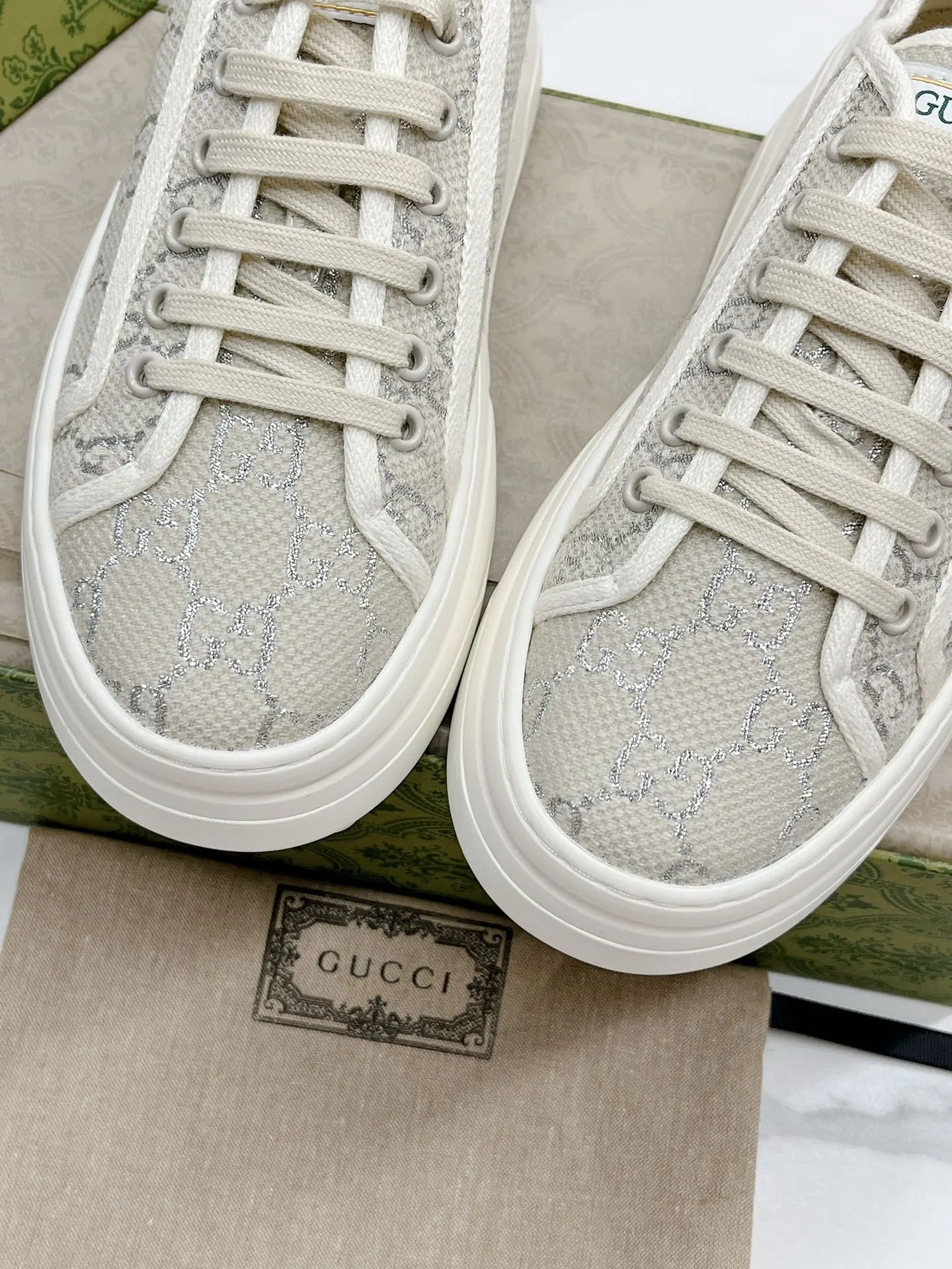 橙子出厂价💰110 GUCCI 古驰 经典刺绣GG低帮老花厚底帆布鞋 休闲鞋板鞋 情侣款 这件亮眼吸睛的单品从网球世界中汲取创作灵感。这款运动鞋采用同色调米色和乌木色经典GG帆布制成，厚实鞋底和撞色织物滚边流露现代美感。 鞋面：经典GG帆布 大底：互扣式双G橡胶大底 底厚：5CM 码数：35-44