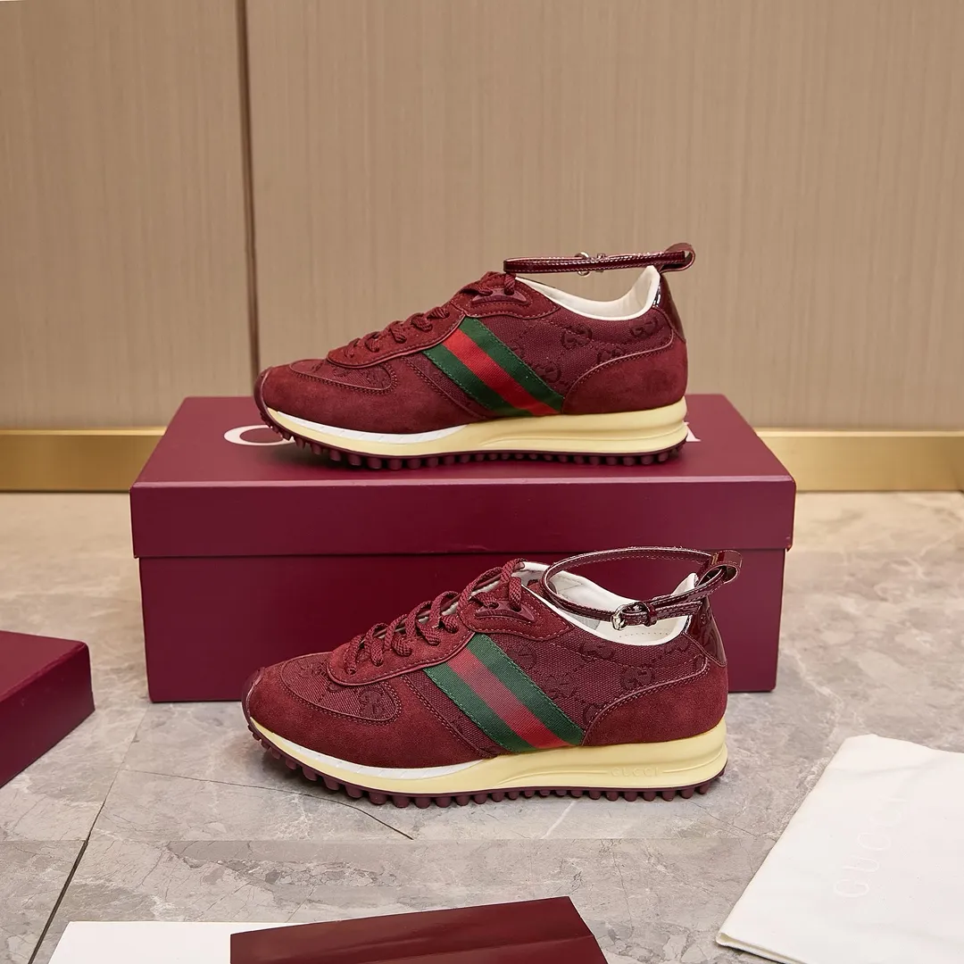 P320 古驰 / Gucci Gucci Re-Motion系列女士运动鞋 35-40 古驰运动鞋 这款运动鞋采用动感十足的廓形，配以可拆卸可调节踝部绑带。轻盈且灵活的外底经过特殊处理，洋溢着浓郁的复古风情。标志性红绿织带令这件单品愈发饱满。 白色绒面材质 女士 GG尼龙 红绿织带 织物衬里 可拆卸可调节踝部绑带 饰互扣式双G和手写体Gucci标识橡胶外底 饰互扣式双G细节孔眼 鞋舌饰以高频压花工艺打造的3D立体Gucci字样标识和互扣式双G元素 系带固定