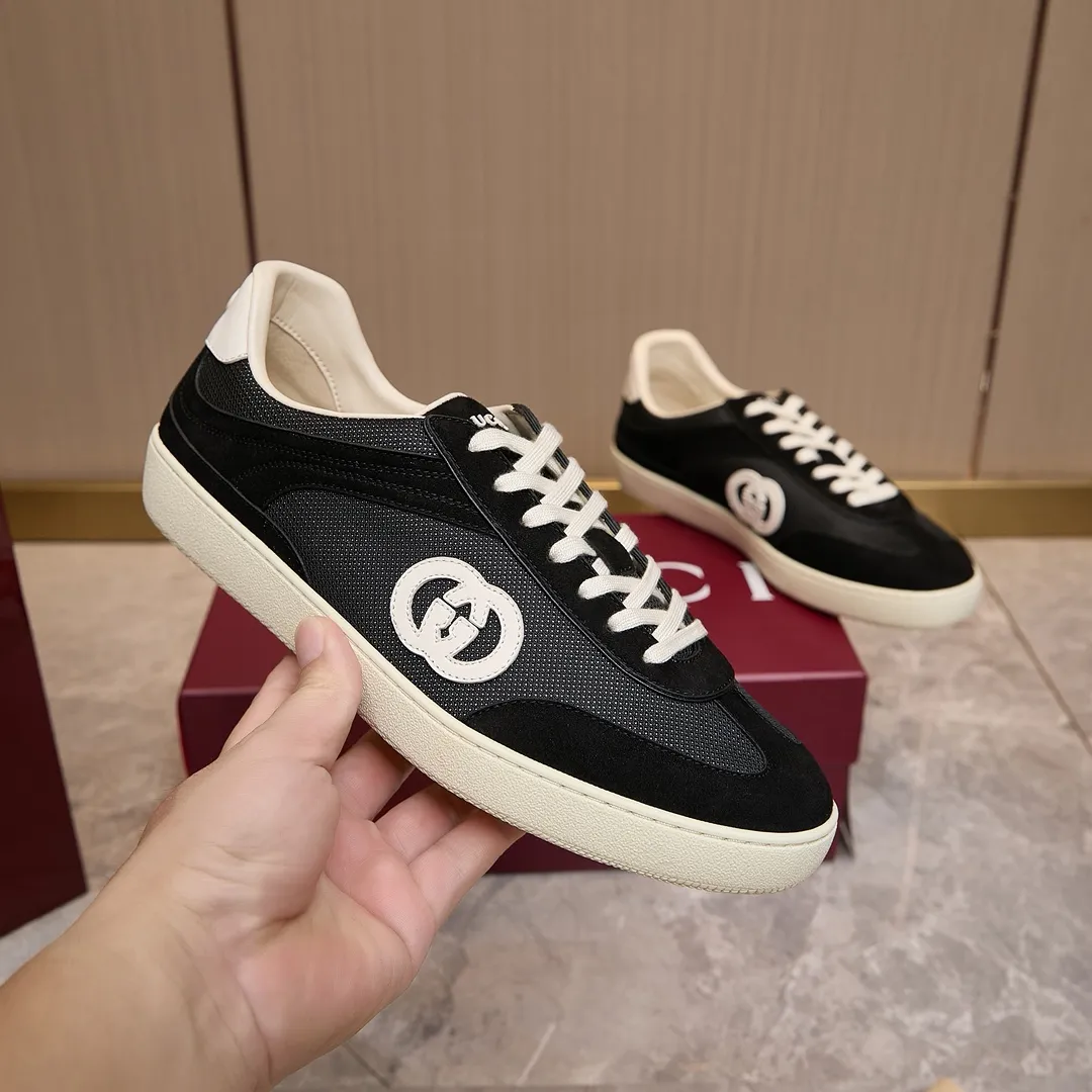 p260 古驰 / Gucci 古驰G75 运动鞋男女士 35-45 古驰滑板鞋 这款运动鞋从70年代的复古篮球鞋中汲取灵感，鞋身醒目点缀互扣式双G标识。这款设计甄选柔软牛皮革精制而成，巧妙融入镂空牛皮革镶饰。 镂空牛皮革镶饰 牛皮革衬里 橡胶鞋底 另附一副鞋带 互扣式双G细节 系带固定 平底 跟高：3厘米