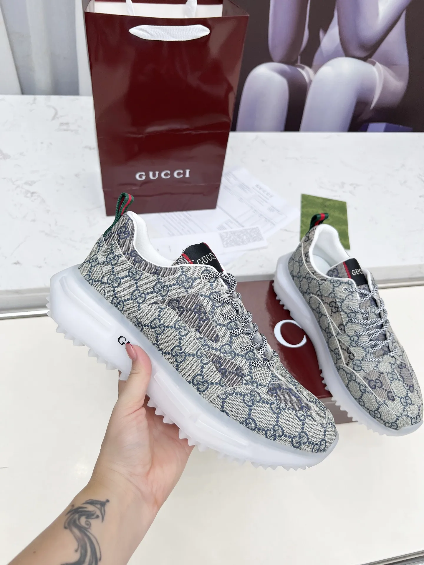 ❤️&zwj;🔥❤️&zwj;🔥❤️&zwj;🔥Gucci系列 2.0运动鞋重金打造❤️&zwj;🔥❤️&zwj;🔥❤️&zwj;🔥焕新演绎品牌标志性条纹织带元素😍😍当复古基因撞上未来感设计🎊🎊这双古驰新鞋直接把潮流阈值拉满💥 ✔️配色卡龙撞色+经典条纹，GG反光滚边，视觉冲击拿捏，出街自带高光滤镜 ✔️ 结构多层异材质拼接，网纱透气、皮革定型，大底EVA发泡及TPU组合😍😍😍时髦与实用双在线 ✔️ 细节做双G中底+标志性双G锁扣鞋带，复古DNA疯狂躁动，每一步都踩在潮流审美上❤️❤️❤️❤️ 配码：男39-44 💰270