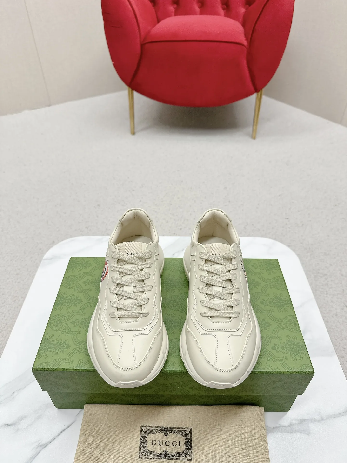 橙子出厂价💰135 【跑量主推款】Gucci 古驰 经典休闲男女运动鞋 增高厚底老爹鞋 情侣款 此款老爹鞋在今年仍然还是很受欢迎。对于爱美的人来说，鞋柜里不仅应该有一双白色的鞋子，还应该配有一双又帅又凹的老爹鞋！它的设计非常耐用，鞋底感觉非常柔软。穿在脚上既防滑又耐磨，而且用途广泛。为了显示自己的身高，老爹鞋子也是一个不错的选择。这款GUCCI是很好看的米白色，超级百搭。不挑衣服穿，也不挑包，随便搭。它穿上脚超级舒服，很软，还可以增高。 码数：34-45男女同款