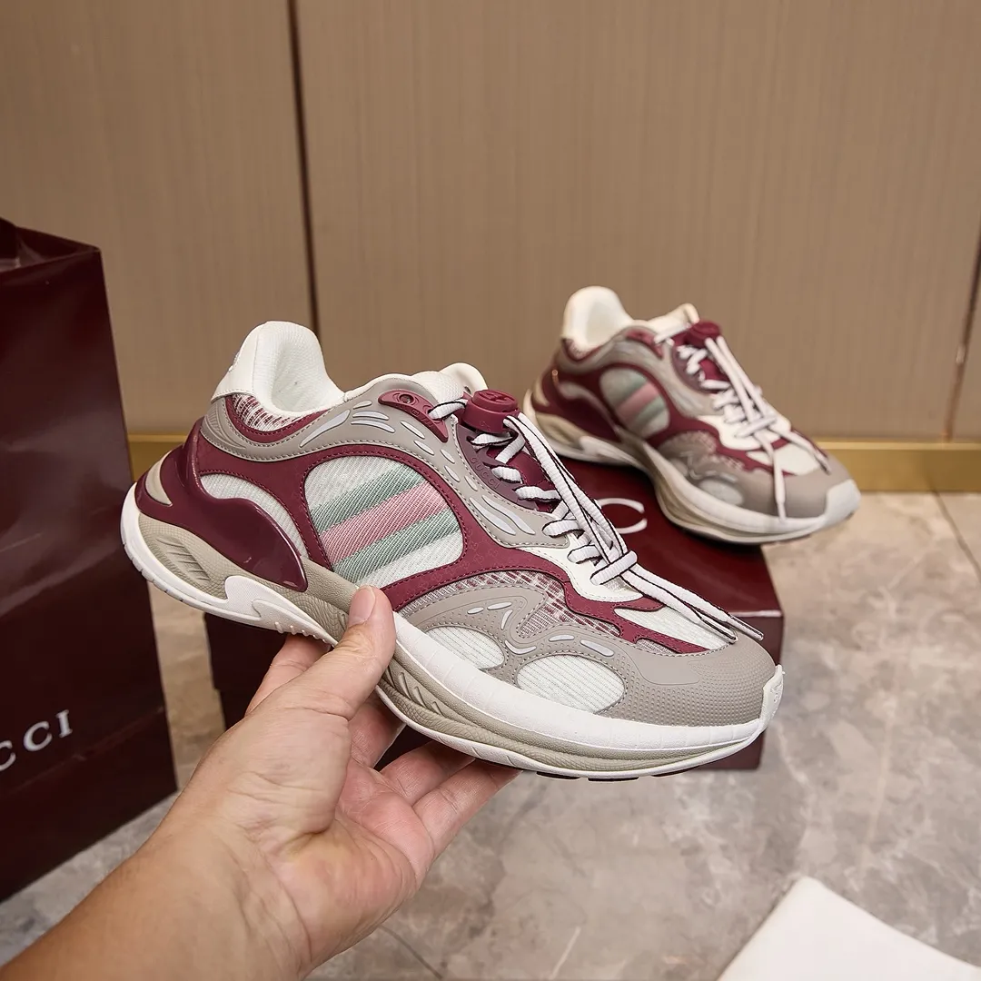 p460 古驰 / Gucci Gucci 2.0男女士运动鞋 35-45 （男码先出） Gucci 2.0运动鞋焕新演绎品牌标志性条纹织带元素。这款运动鞋焕新诠释标志性细节，采用EVA厚鞋底，搭配灵动廓形，带来稳步舒适穿着体验。 灰色和蓝色网眼布和皮革 皮革衬里 GG反光滚边 加衬织带 饰GG EVA橡胶鞋底 系带固定，配有互扣式双G鞋带