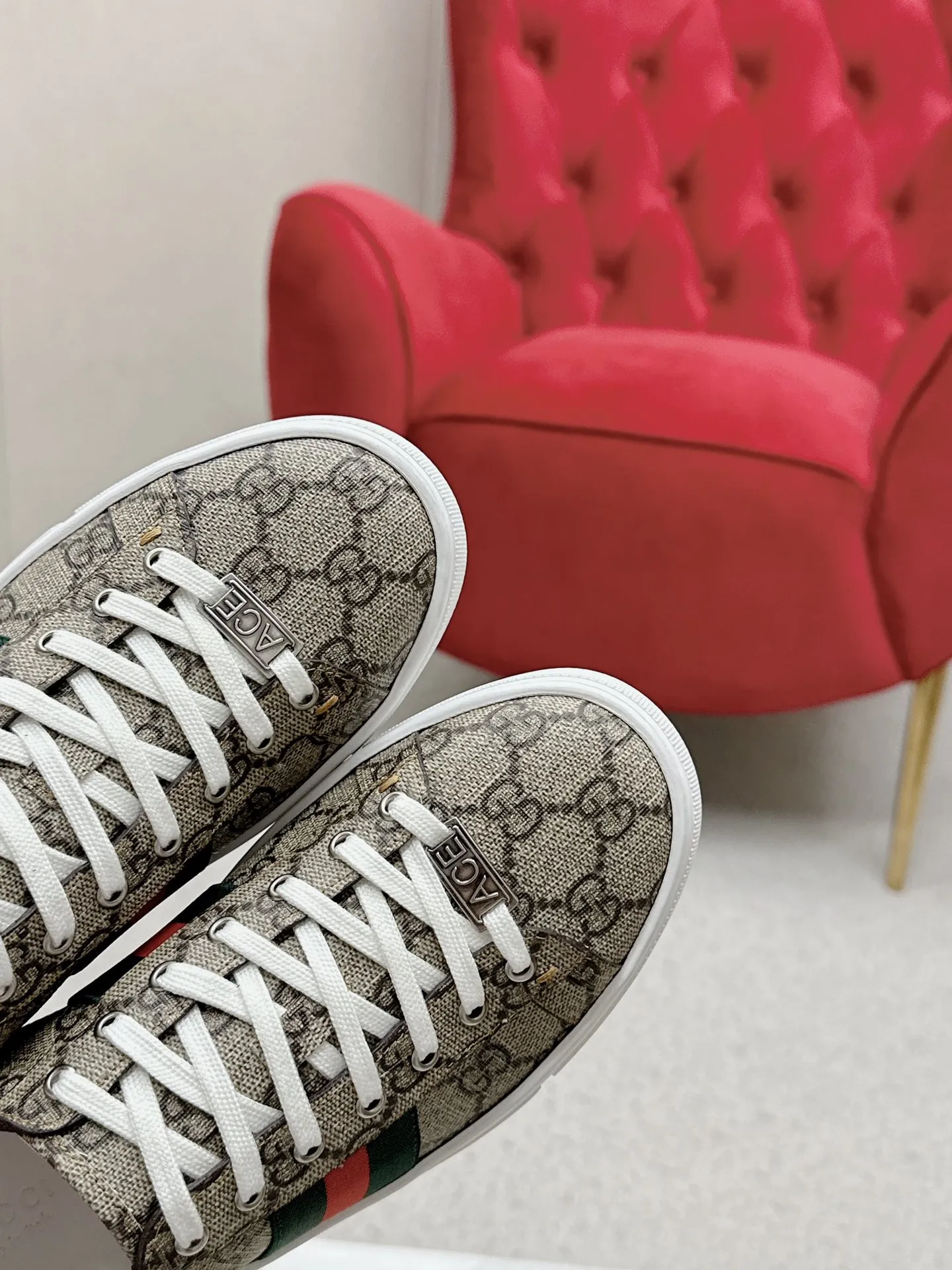 橙子出厂价💰120 GUCCI 古驰 最新Ace系列饰织带运动鞋 休闲鞋板鞋 小白鞋 情侣款 自问世以来,Ace系列运动鞋延续品牌叙事,匠心成就主打单品。全新系列呈现特色低帮设计,搭配别致细节,焕新诠释运 动鞋版型。系带固定处饰以“ACE”金属标牌,加厚构造精致塑 就挺括鞋型。Gucc*经典红绿条纹织带令整款设计更添魅力。 码数:35-45