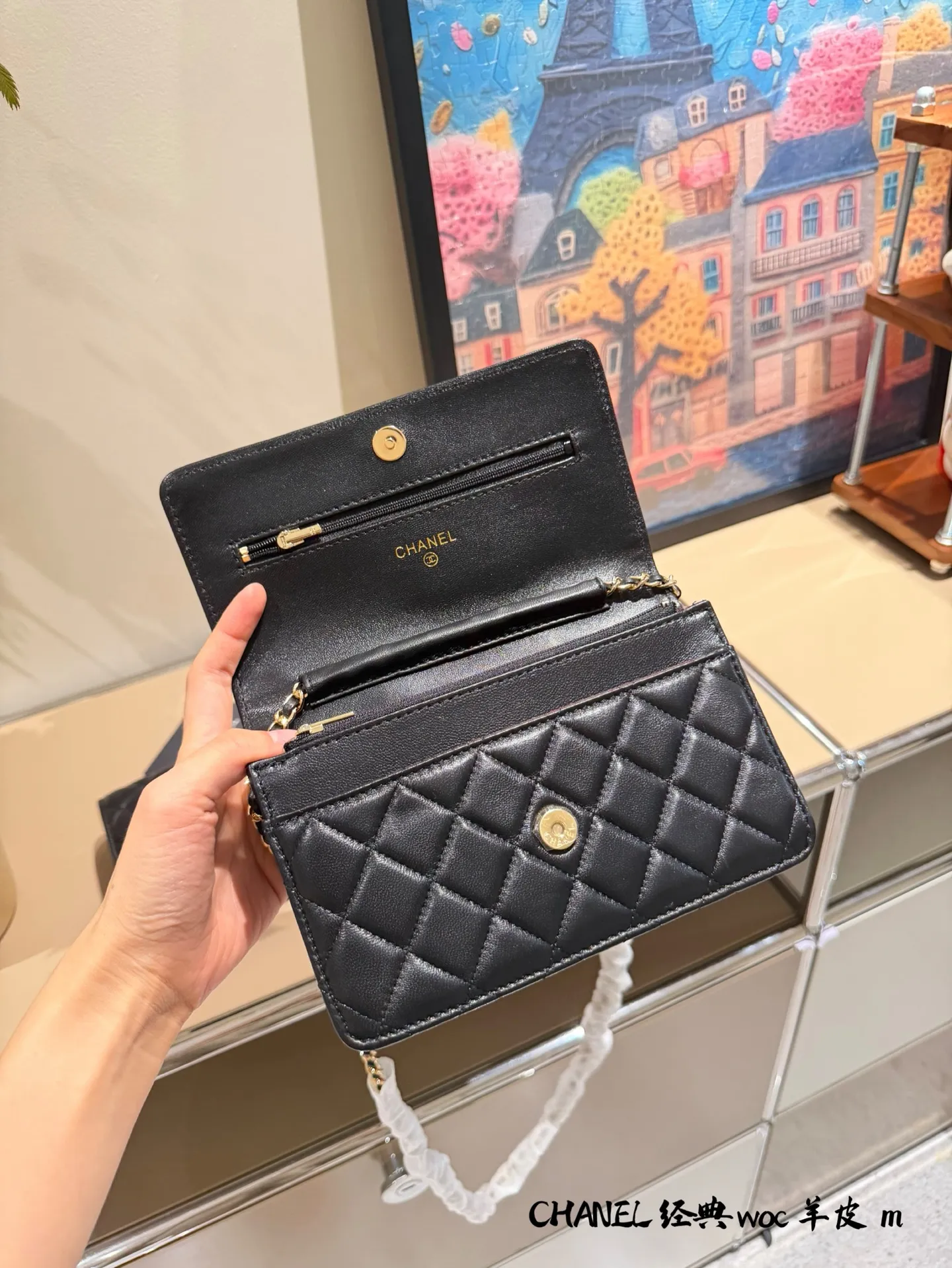 p175 香奈儿黑色WOC羊皮链条包 🖤香奈儿WOC羊皮链条包,经典菱格纹+柔软小羊皮,触感超细腻,黑银配色低调又高级✨。尺寸19×13×5cm,内部有卡位、拉链暗格,能装手机、口红等日常小物,链条可手提、单肩或斜挎,通勤、约会、正式场合都能轻松驾驭💼。羊皮材质需注意保养,避免刮擦和水渍哦!双盒
