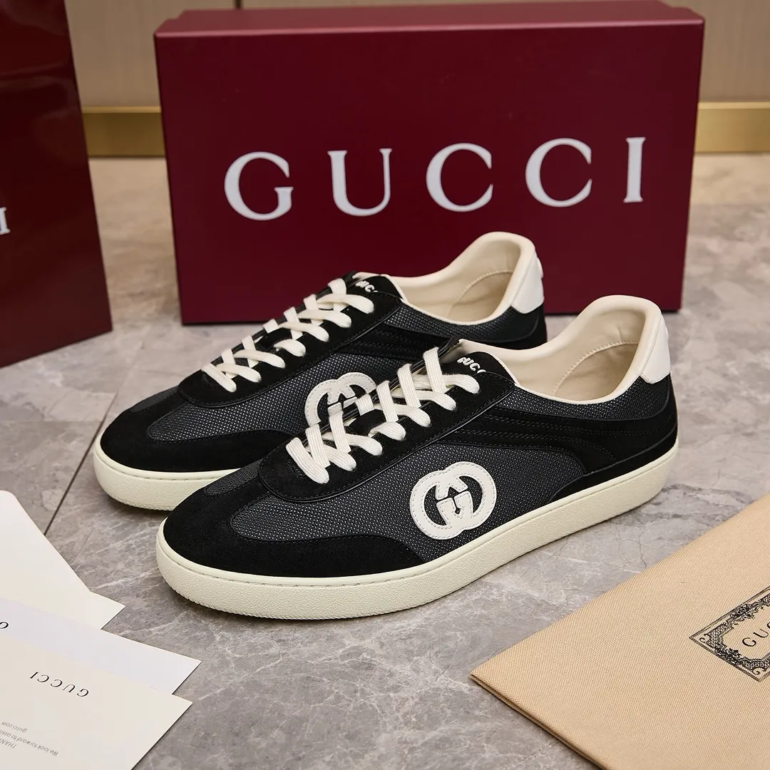 p260 古驰 / Gucci 古驰G75 运动鞋男女士 35-45 古驰滑板鞋 这款运动鞋从70年代的复古篮球鞋中汲取灵感,鞋身醒目点缀互扣式双G标识。这款设计甄选柔软牛皮革精制而成,巧妙融入镂空牛皮革镶饰。 镂空牛皮革镶饰 牛皮革衬里 橡胶鞋底 另附一副鞋带 互扣式双G细节 系带固定 平底 跟高:3厘米