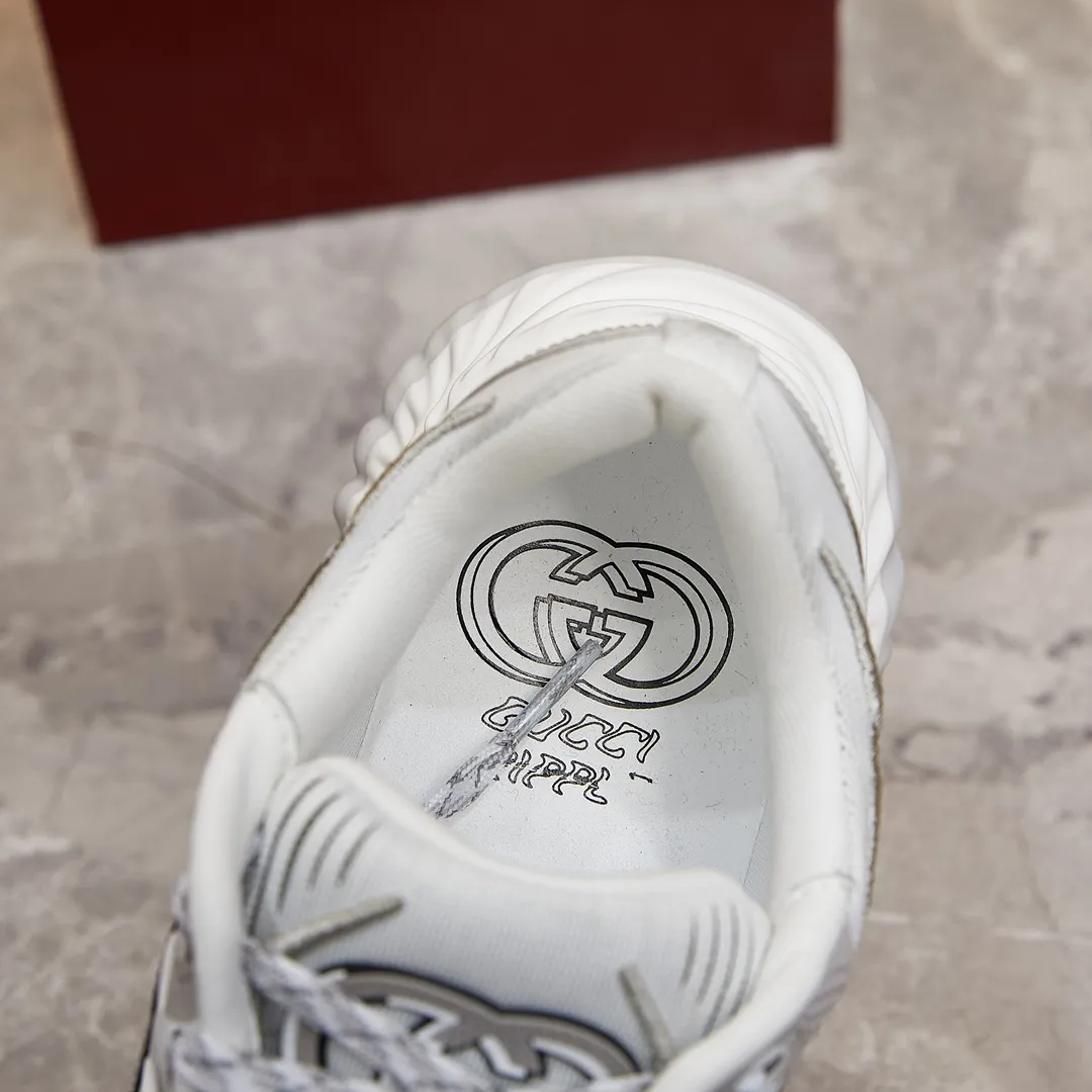 p380 古驰 / Gucci Gucci Ripple系列 运动鞋男女士35-46 早秋系列以现代视角焕新诠释品牌经典设计元素和精致图案。这款厚底运动鞋以轻薄双色网布匠心打造，巧妙融入撞色互扣式双G和闪电橡胶细节，洋溢着浓浓的科技感。 绿色和黄色网布 刺绣细节 互扣式双G和闪电橡胶细节 橡胶鞋底 鞋底饰Gucci互扣式双G标识细节 互扣式双G橡胶标识 多色鞋带 另附一副鞋带 系带式 低跟