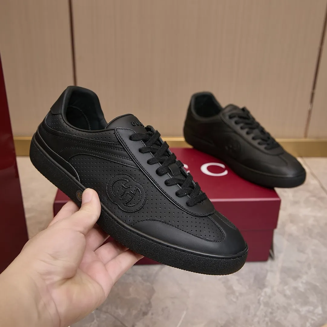 p260 古驰 / Gucci 古驰G75 运动鞋男女士 35-45 古驰滑板鞋 这款运动鞋从70年代的复古篮球鞋中汲取灵感,鞋身醒目点缀互扣式双G标识。这款设计甄选柔软牛皮革精制而成,巧妙融入镂空牛皮革镶饰。 镂空牛皮革镶饰 牛皮革衬里 橡胶鞋底 另附一副鞋带 互扣式双G细节 系带固定 平底 跟高:3厘米