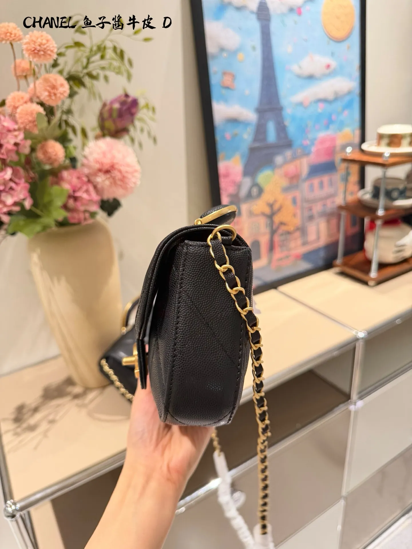 香奈儿手柄口盖包p230p240 🤍香奈儿手柄口盖包,经典菱格纹+鱼子酱牛皮,耐磨又高级!金色双C标志超有辨识度✨,手柄设计手提or单肩都OK,日常出行、约会都能轻松驾驭。内部虽小但能装下口红、钥匙等小物,实用又时髦,是香奈儿热门款,优雅气质满分!17cm28cm双盒包装