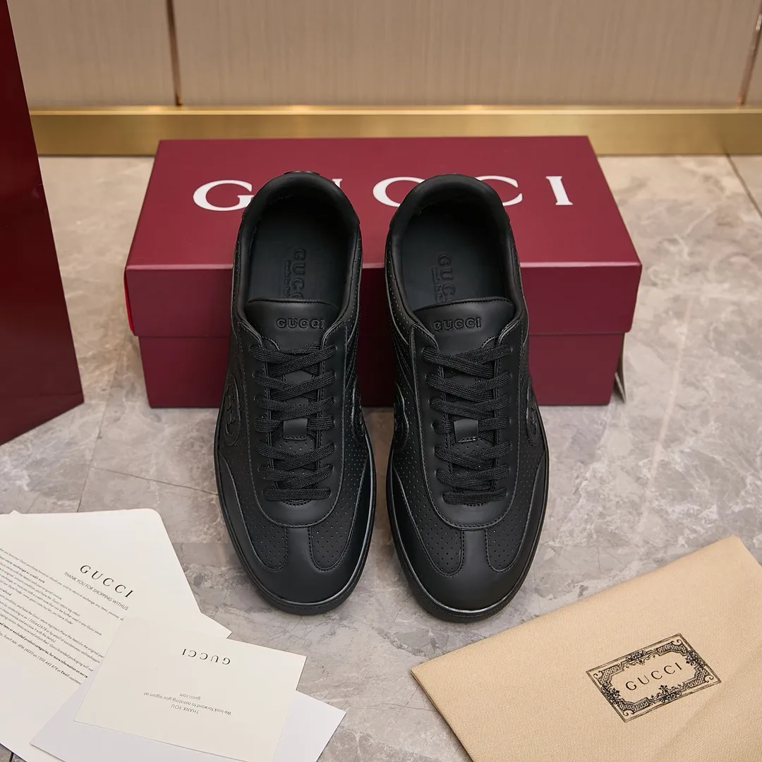 p260 古驰 / Gucci 古驰G75 运动鞋男女士 35-45 古驰滑板鞋 这款运动鞋从70年代的复古篮球鞋中汲取灵感，鞋身醒目点缀互扣式双G标识。这款设计甄选柔软牛皮革精制而成，巧妙融入镂空牛皮革镶饰。 镂空牛皮革镶饰 牛皮革衬里 橡胶鞋底 另附一副鞋带 互扣式双G细节 系带固定 平底 跟高：3厘米