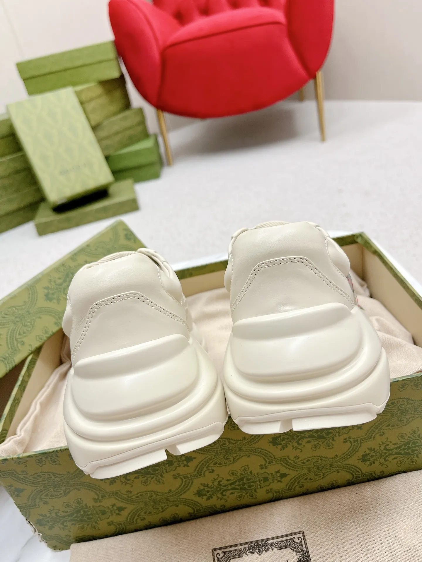 橙子出厂价💰135 【跑量主推款】Gucci 古驰 经典休闲男女运动鞋 增高厚底老爹鞋 情侣款 此款老爹鞋在今年仍然还是很受欢迎。对于爱美的人来说，鞋柜里不仅应该有一双白色的鞋子，还应该配有一双又帅又凹的老爹鞋！它的设计非常耐用，鞋底感觉非常柔软。穿在脚上既防滑又耐磨，而且用途广泛。为了显示自己的身高，老爹鞋子也是一个不错的选择。这款GUCCI是很好看的米白色，超级百搭。不挑衣服穿，也不挑包，随便搭。它穿上脚超级舒服，很软，还可以增高。 码数：34-45男女同款