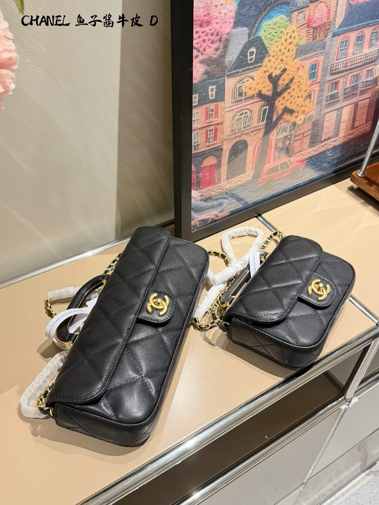 香奈儿手柄口盖包​​p230p240 🤍香奈儿手柄口盖包，经典菱格纹+鱼子酱牛皮，耐磨又高级！金色双C标志超有辨识度✨，手柄设计手提or单肩都OK，日常出行、约会都能轻松驾驭。内部虽小但能装下口红、钥匙等小物，实用又时髦，是香奈儿热门款，优雅气质满分！17cm28cm双盒包装