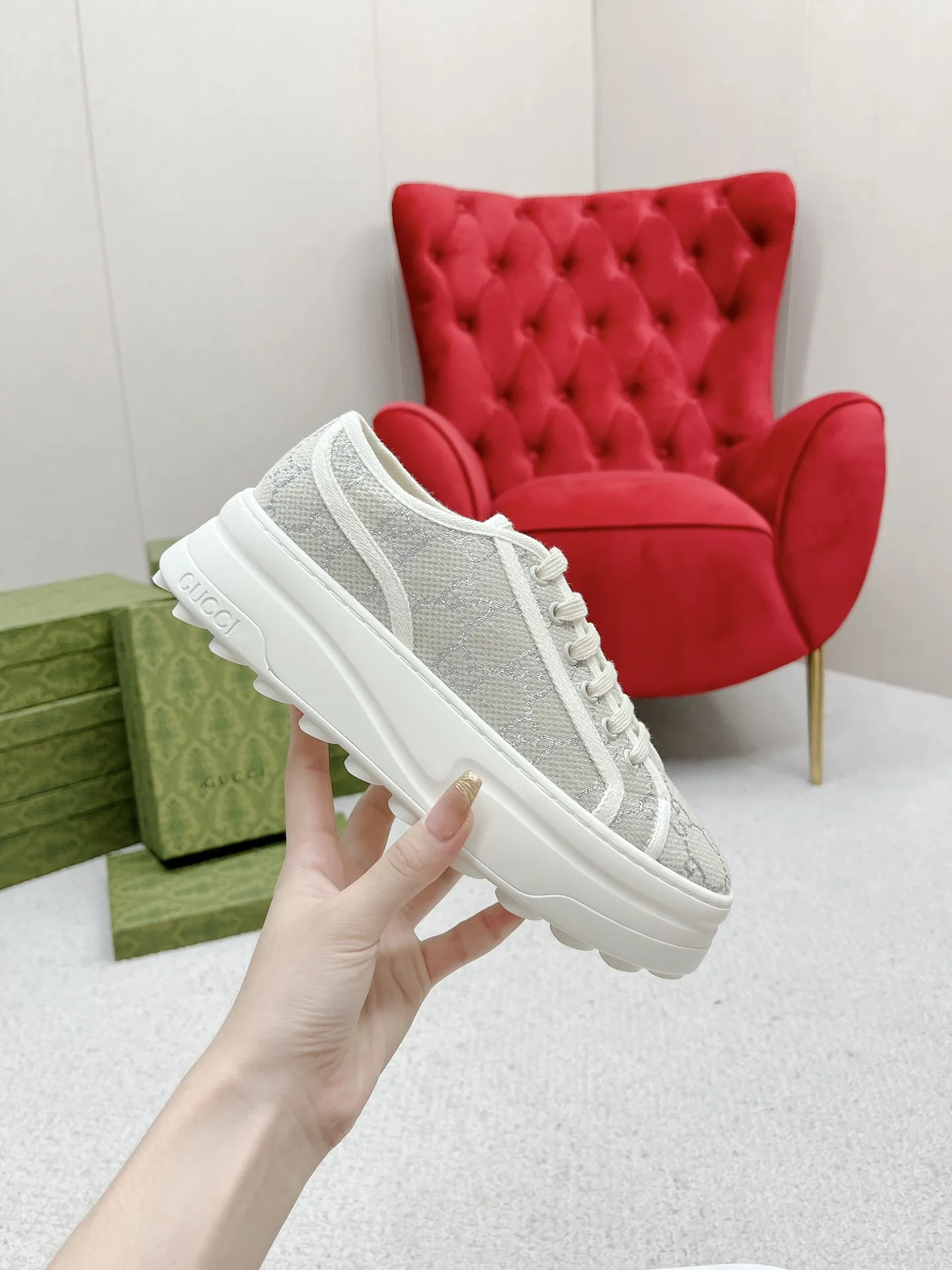 橙子出厂价💰110 GUCCI 古驰 经典刺绣GG低帮老花厚底帆布鞋 休闲鞋板鞋 情侣款 这件亮眼吸睛的单品从网球世界中汲取创作灵感。这款运动鞋采用同色调米色和乌木色经典GG帆布制成，厚实鞋底和撞色织物滚边流露现代美感。 鞋面：经典GG帆布 大底：互扣式双G橡胶大底 底厚：5CM 码数：35-44