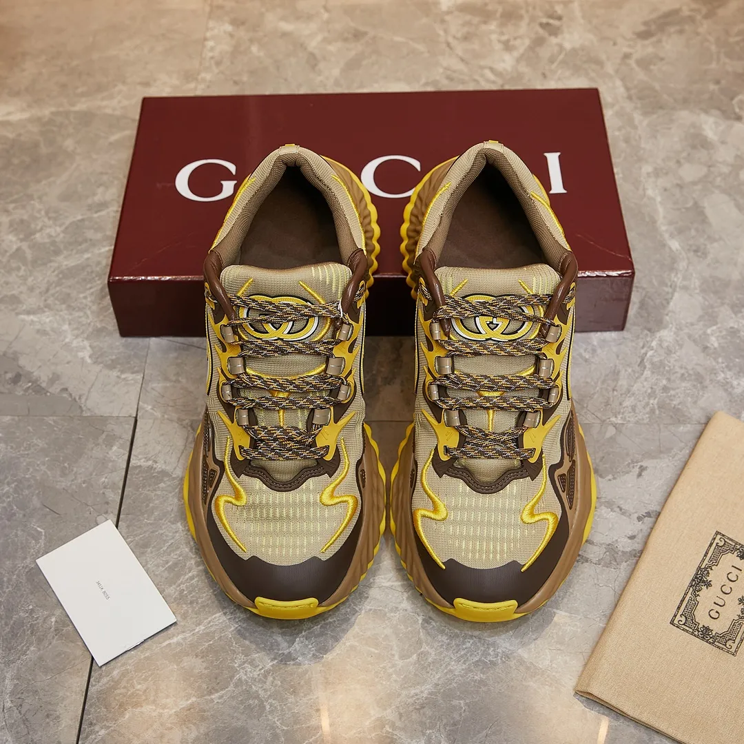 p380 古驰 / Gucci Gucci Ripple系列 运动鞋男女士35-46 早秋系列以现代视角焕新诠释品牌经典设计元素和精致图案。这款厚底运动鞋以轻薄双色网布匠心打造,巧妙融入撞色互扣式双G和闪电橡胶细节,洋溢着浓浓的科技感。 绿色和黄色网布 刺绣细节 互扣式双G和闪电橡胶细节 橡胶鞋底 鞋底饰Gucci互扣式双G标识细节 互扣式双G橡胶标识 多色鞋带 另附一副鞋带 系带式 低跟