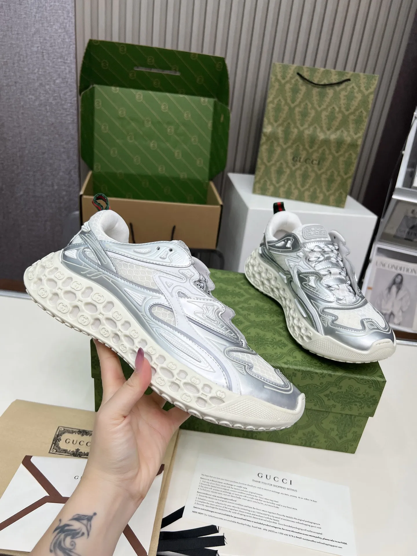 工厂价400❤️&zwj;🔥❤️&zwj;🔥❤️&zwj;🔥Gucci&mdash;&mdash;❤️&zwj;cub3d🔥❤️&zwj;🔥❤️&zwj;🔥运动鞋重金打造❤️&zwj;🔥❤️&zwj;🔥❤️&zwj;🔥焕新演绎品牌标志性条纹织带元素😍😍当复古基因撞上未来感设计🎊🎊这双古驰新鞋直接把潮流阈值拉满💥 ✔️配色卡龙撞色+经典条纹，GG反光滚边，视觉冲击拿捏，出街自带高光滤镜 ✔️ 结构多层异材质拼接，网纱透气、皮革定型，大底EVA发泡及TPU组合😍😍😍时髦与实用双在线 ✔️ 细节做双G中底+标志性双G锁扣鞋带，复古DNA疯狂躁动，每一步都踩在潮流审美上❤️❤️❤️❤️ 配码：男39-45