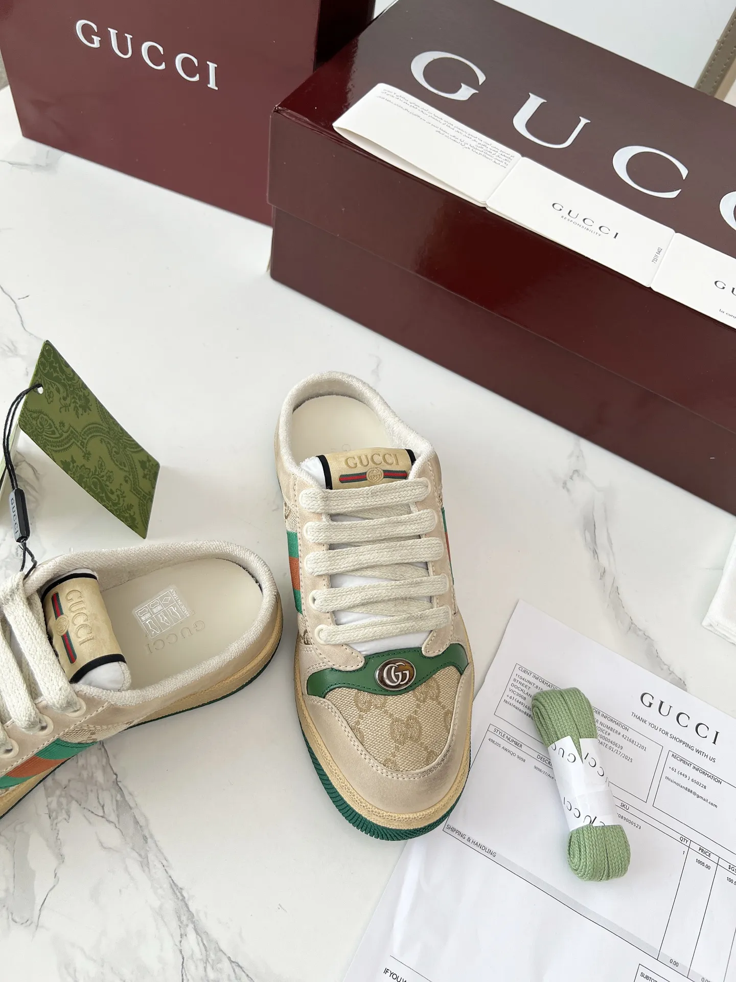 Screener系列名称的灵感来源于体育运动中的防守动作,运动鞋的设计从20世纪70年代的经典运动鞋不断汲取灵感。这款穆勒鞋以米色皮革呈现。侧面饰红绿条纹织带,巧妙点缀复古Gucci标识。 商品细节 ·米色皮革·GG帆布滚边·红绿织带 ·饰金属双G椭圆形珐琅细节·饰Gucci复古标识标签·双色厚实鞋底·另附一副鞋带·低跟 ·3厘米跟高·35-40 39-45 💰250