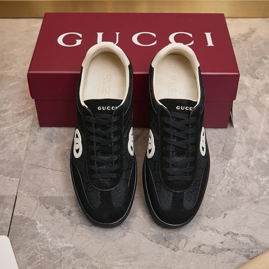 p260 古驰 / Gucci 古驰G75 运动鞋男女士 35-45 古驰滑板鞋 这款运动鞋从70年代的复古篮球鞋中汲取灵感,鞋身醒目点缀互扣式双G标识。这款设计甄选柔软牛皮革精制而成,巧妙融入镂空牛皮革镶饰。 镂空牛皮革镶饰 牛皮革衬里 橡胶鞋底 另附一副鞋带 互扣式双G细节 系带固定 平底 跟高:3厘米