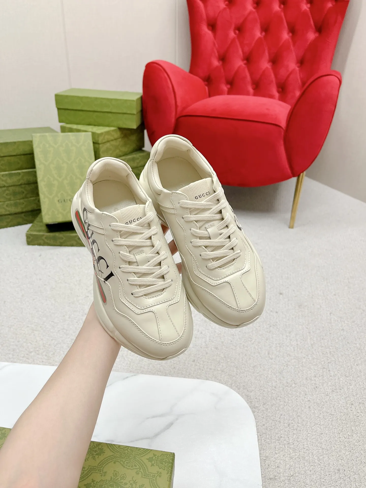 橙子出厂价💰135 【跑量主推款】Gucci 古驰 经典休闲男女运动鞋 增高厚底老爹鞋 情侣款 此款老爹鞋在今年仍然还是很受欢迎。对于爱美的人来说,鞋柜里不仅应该有一双白色的鞋子,还应该配有一双又帅又凹的老爹鞋!它的设计非常耐用,鞋底感觉非常柔软。穿在脚上既防滑又耐磨,而且用途广泛。为了显示自己的身高,老爹鞋子也是一个不错的选择。这款GUCCI是很好看的米白色,超级百搭。不挑衣服穿,也不挑包,随便搭。它穿上脚超级舒服,很软,还可以增高。 码数:34-45男女同款