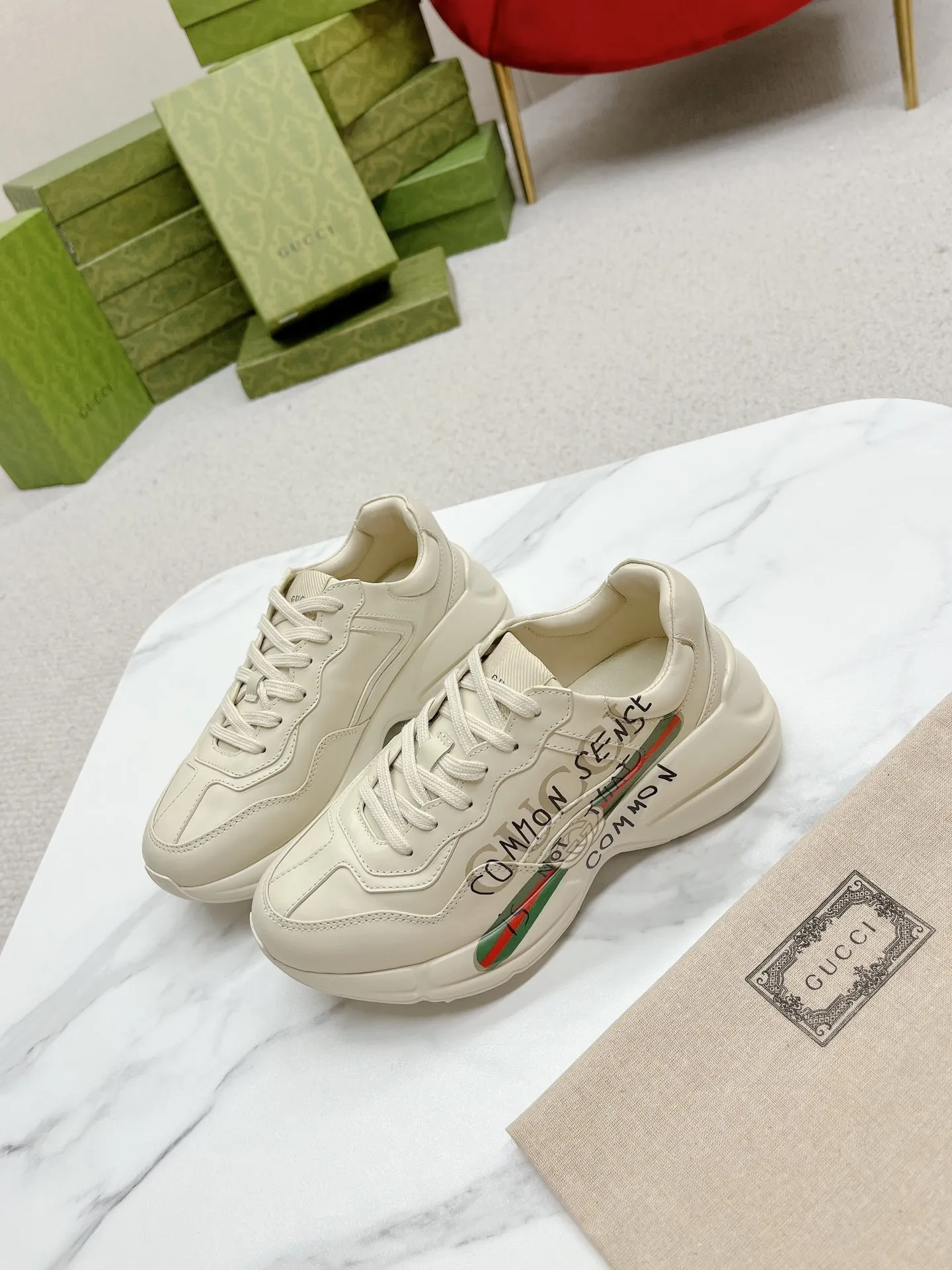 橙子出厂价💰135 【跑量主推款】Gucci 古驰 经典休闲男女运动鞋 增高厚底老爹鞋 情侣款 此款老爹鞋在今年仍然还是很受欢迎。对于爱美的人来说,鞋柜里不仅应该有一双白色的鞋子,还应该配有一双又帅又凹的老爹鞋!它的设计非常耐用,鞋底感觉非常柔软。穿在脚上既防滑又耐磨,而且用途广泛。为了显示自己的身高,老爹鞋子也是一个不错的选择。这款GUCCI是很好看的米白色,超级百搭。不挑衣服穿,也不挑包,随便搭。它穿上脚超级舒服,很软,还可以增高。 码数:34-45男女同款