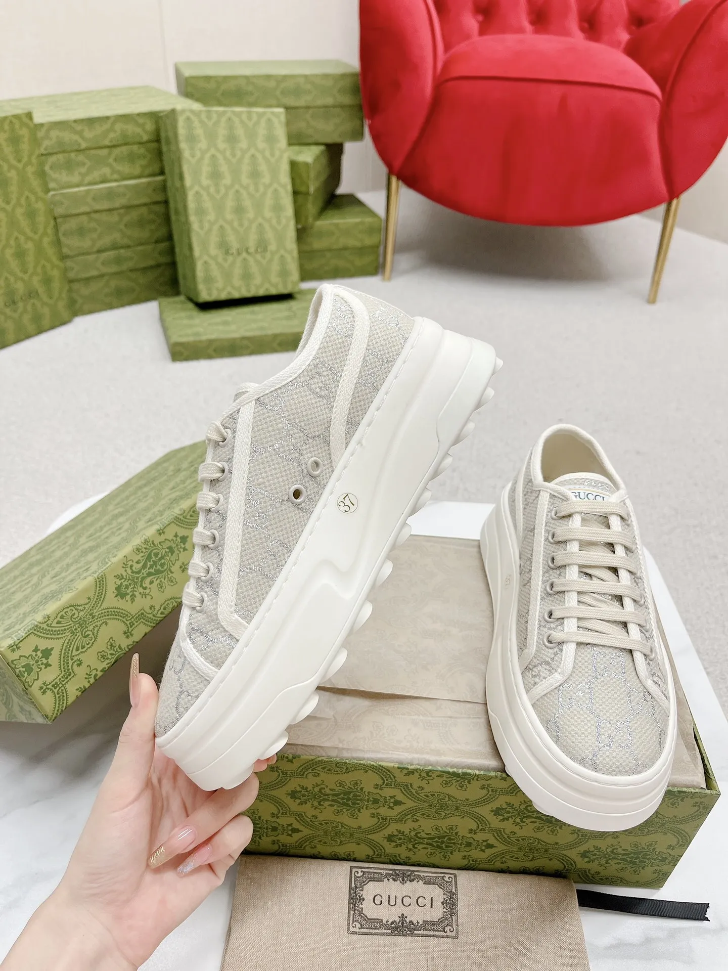 橙子出厂价💰110 GUCCI 古驰 经典刺绣GG低帮老花厚底帆布鞋 休闲鞋板鞋 情侣款 这件亮眼吸睛的单品从网球世界中汲取创作灵感。这款运动鞋采用同色调米色和乌木色经典GG帆布制成,厚实鞋底和撞色织物滚边流露现代美感。 鞋面:经典GG帆布 大底:互扣式双G橡胶大底 底厚:5CM 码数:35-44