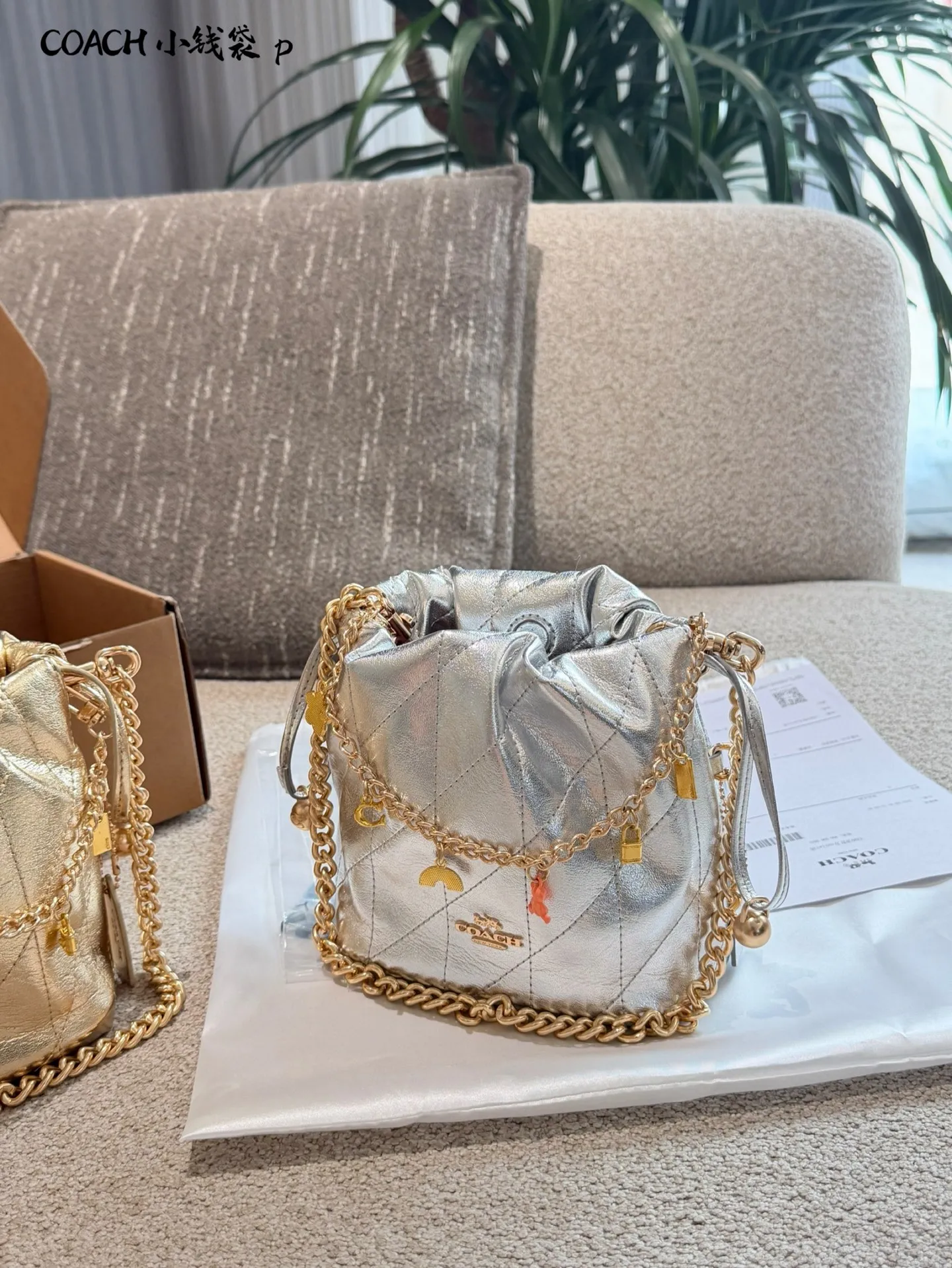 p145 COACH Faye Mini小水桶包 🖤COACH Faye Mini小水桶包,黑色绗缝羊皮+金色链条,复古又时髦✨。迷你抽绳设计,日常通勤、约会都能轻松驾驭。链条可调节,单肩斜挎随心切换,实用又百搭!包身小巧但容量够用,手机口红都能装下,羊皮柔软耐用,质感满分,是轻奢入门必入热门款!16cm