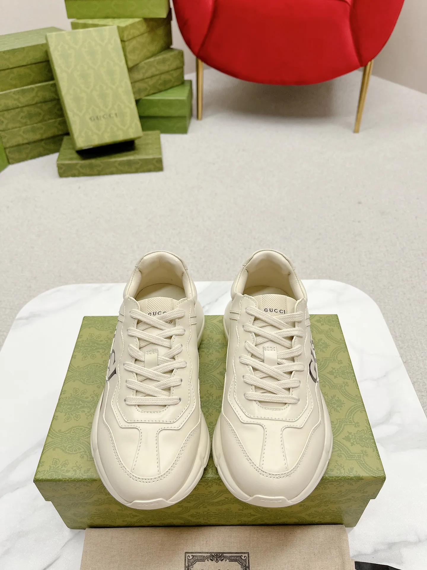 橙子出厂价💰135 【跑量主推款】Gucci 古驰 经典休闲男女运动鞋 增高厚底老爹鞋 情侣款 此款老爹鞋在今年仍然还是很受欢迎。对于爱美的人来说，鞋柜里不仅应该有一双白色的鞋子，还应该配有一双又帅又凹的老爹鞋！它的设计非常耐用，鞋底感觉非常柔软。穿在脚上既防滑又耐磨，而且用途广泛。为了显示自己的身高，老爹鞋子也是一个不错的选择。这款GUCCI是很好看的米白色，超级百搭。不挑衣服穿，也不挑包，随便搭。它穿上脚超级舒服，很软，还可以增高。 码数：34-45男女同款