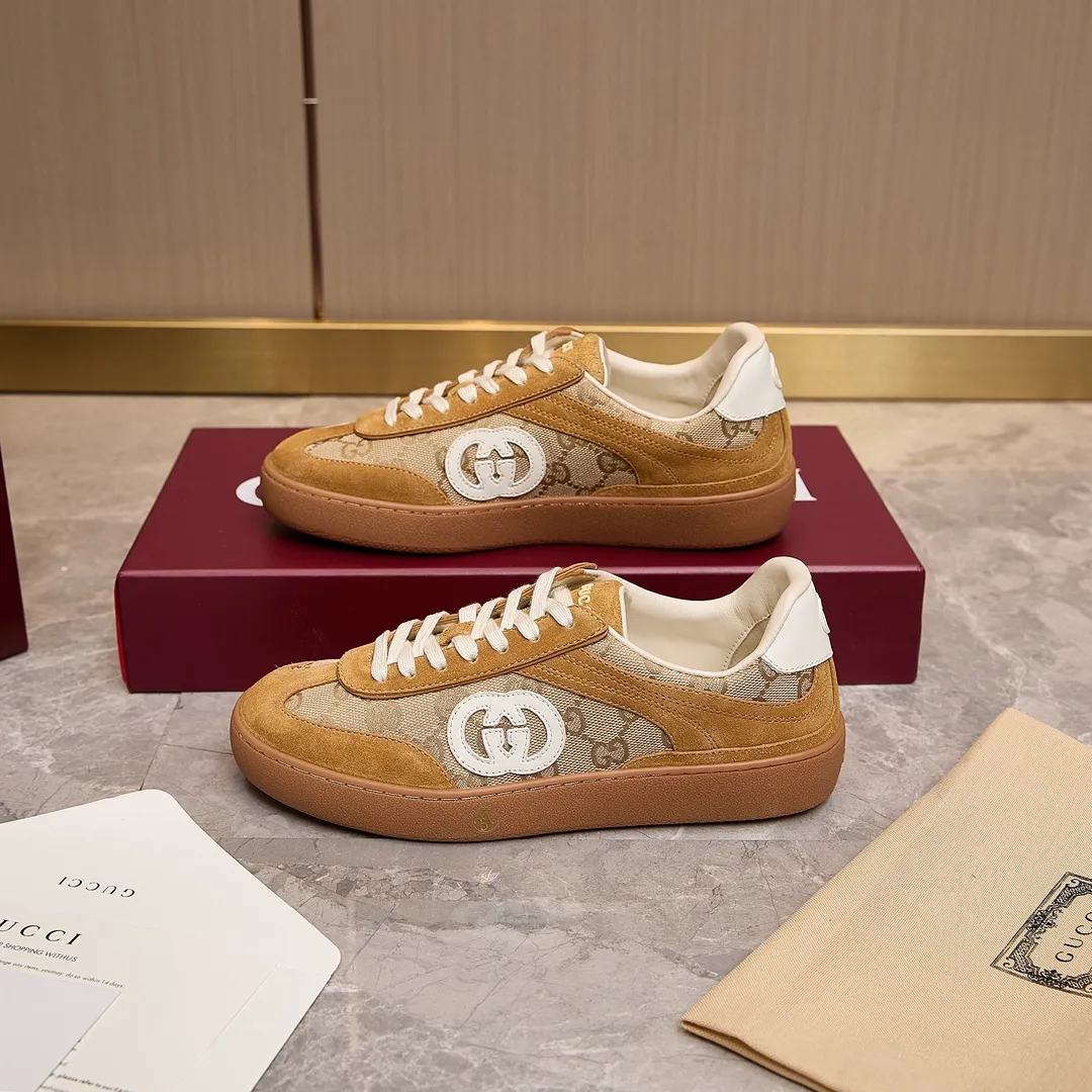 p260 古驰 / Gucci 古驰G75 运动鞋男女士 35-45 古驰滑板鞋 这款运动鞋从70年代的复古篮球鞋中汲取灵感,鞋身醒目点缀互扣式双G标识。这款设计甄选柔软牛皮革精制而成,巧妙融入镂空牛皮革镶饰。 镂空牛皮革镶饰 牛皮革衬里 橡胶鞋底 另附一副鞋带 互扣式双G细节 系带固定 平底 跟高:3厘米