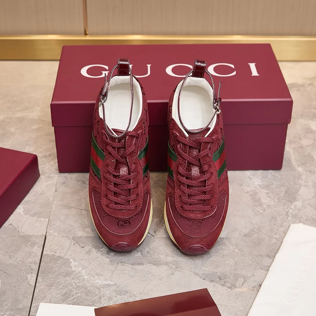 P320 古驰 / Gucci Gucci Re-Motion系列女士运动鞋 35-40 古驰运动鞋 这款运动鞋采用动感十足的廓形,配以可拆卸可调节踝部绑带。轻盈且灵活的外底经过特殊处理,洋溢着浓郁的复古风情。标志性红绿织带令这件单品愈发饱满。 白色绒面材质 女士 GG尼龙 红绿织带 织物衬里 可拆卸可调节踝部绑带 饰互扣式双G和手写体Gucci标识橡胶外底 饰互扣式双G细节孔眼 鞋舌饰以高频压花工艺打造的3D立体Gucci字样标识和互扣式双G元素 系带固定