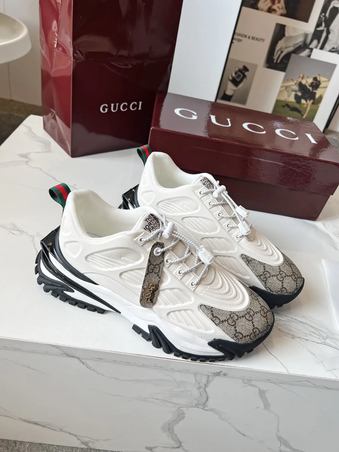 ❤️🔥❤️🔥❤️🔥Gucci系列 2.0运动鞋重金打造❤️🔥❤️🔥❤️🔥焕新演绎品牌标志性条纹织带元素😍😍当复古基因撞上未来感设计🎊🎊这双古驰新鞋直接把潮流阈值拉满💥 ✔️配色卡龙撞色+经典条纹,GG反光滚边,视觉冲击拿捏,出街自带高光滤镜 ✔️ 结构多层异材质拼接,网纱透气、皮革定型,大底EVA发泡及TPU组合😍😍😍时髦与实用双在线 ✔️ 细节做双G中底+标志性双G锁扣鞋带,复古DNA疯狂躁动,每一步都踩在潮流审美上❤️❤️❤️❤️ 配码:男39-44 💰270 👉