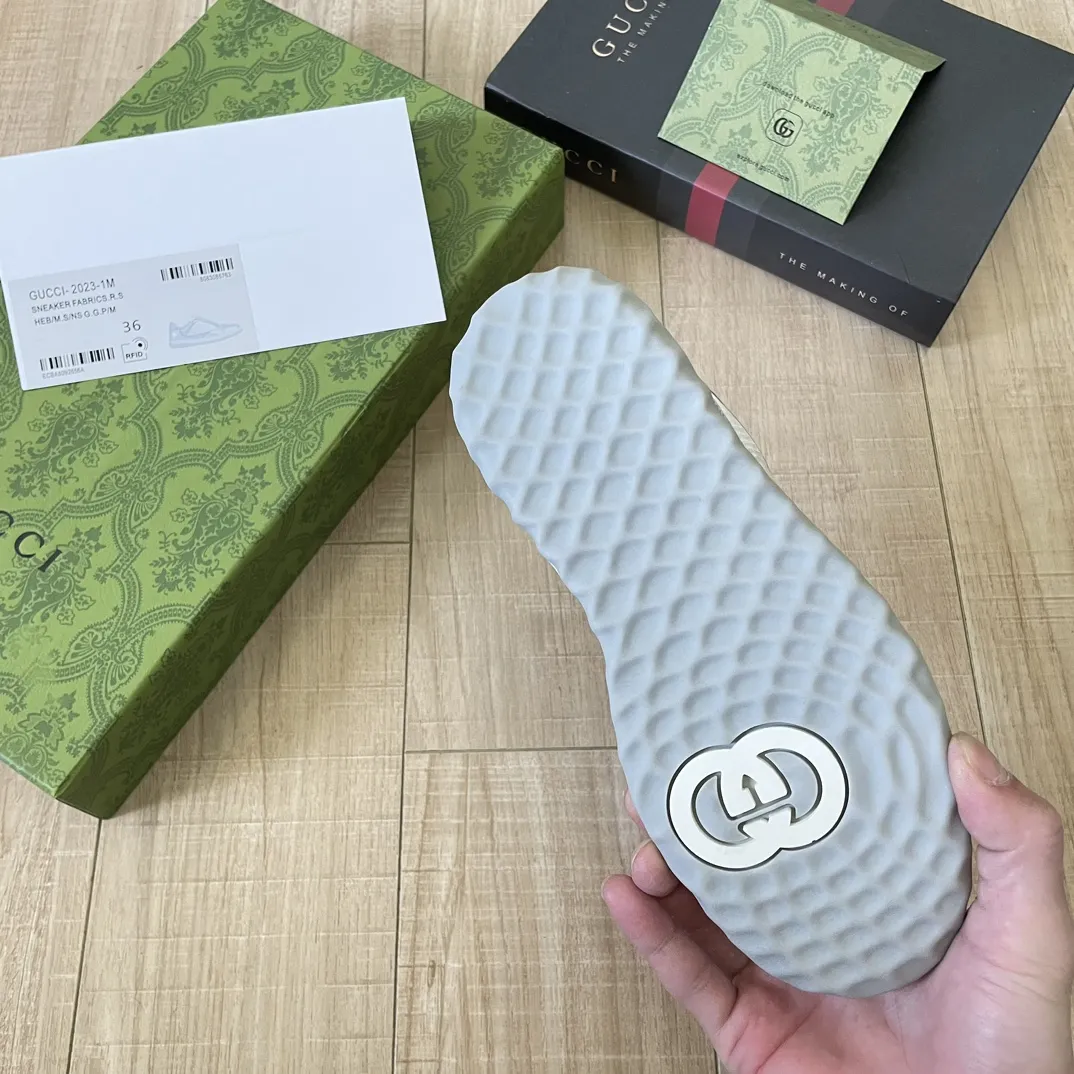 橙子出厂价💰115 Gucci 古驰春夏新款 MAC80系列 情侣款运动鞋 休闲鞋小白鞋 精致小巧的互扣式双G标识浪漫诠释此系列的美学理念。选用米白色皮革,复古灵感巧妙融于运动鞋设计,焕新演绎品牌标识。 面料:原版定制进口头层牛皮 内里:原版定制进口透气网里 大底:原版开模双色TPU大底 码数:35-44