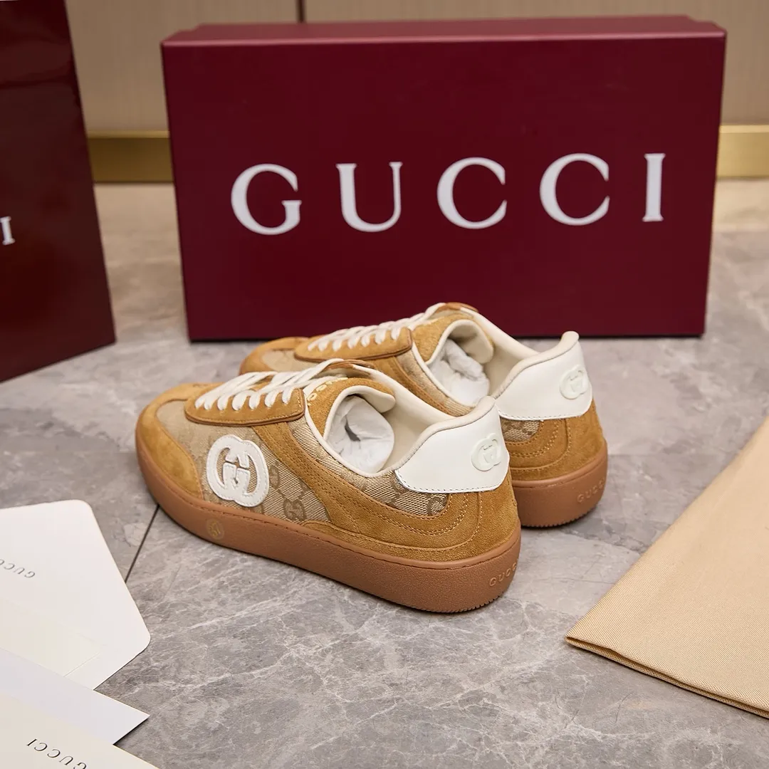 p260 古驰 / Gucci 古驰G75 运动鞋男女士 35-45 古驰滑板鞋 这款运动鞋从70年代的复古篮球鞋中汲取灵感,鞋身醒目点缀互扣式双G标识。这款设计甄选柔软牛皮革精制而成,巧妙融入镂空牛皮革镶饰。 镂空牛皮革镶饰 牛皮革衬里 橡胶鞋底 另附一副鞋带 互扣式双G细节 系带固定 平底 跟高:3厘米