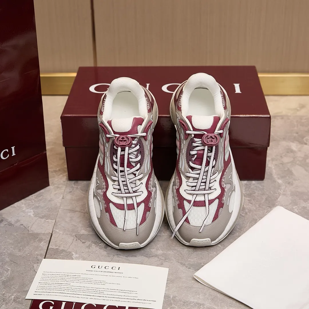 p460 古驰 / Gucci Gucci 2.0男女士运动鞋 35-45 (男码先出) Gucci 2.0运动鞋焕新演绎品牌标志性条纹织带元素。这款运动鞋焕新诠释标志性细节,采用EVA厚鞋底,搭配灵动廓形,带来稳步舒适穿着体验。 灰色和蓝色网眼布和皮革 皮革衬里 GG反光滚边 加衬织带 饰GG EVA橡胶鞋底 系带固定,配有互扣式双G鞋带