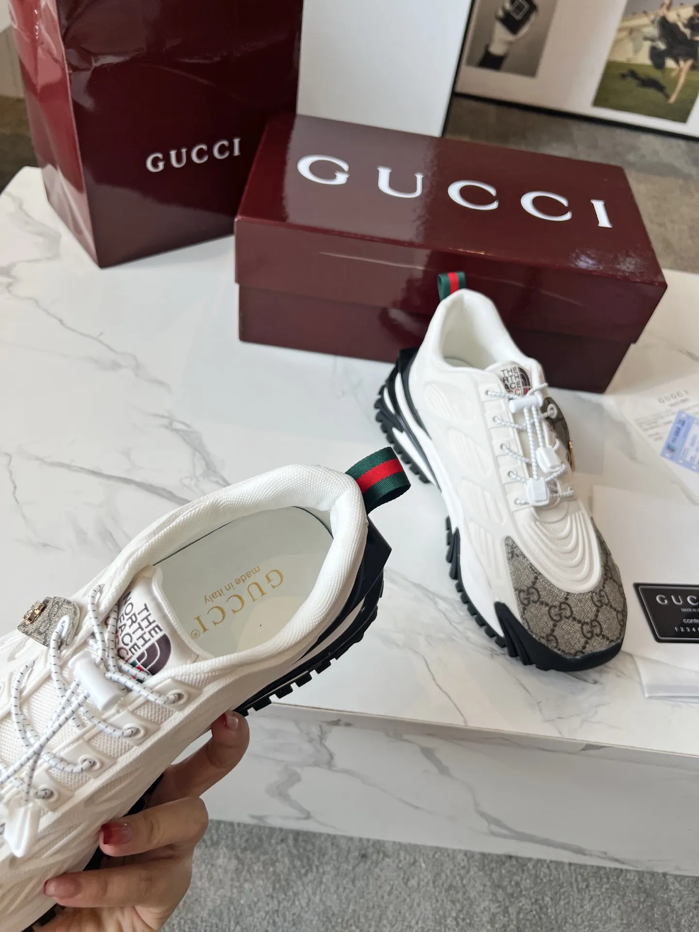 ❤️&zwj;🔥❤️&zwj;🔥❤️&zwj;🔥Gucci系列 2.0运动鞋重金打造❤️&zwj;🔥❤️&zwj;🔥❤️&zwj;🔥焕新演绎品牌标志性条纹织带元素😍😍当复古基因撞上未来感设计🎊🎊这双古驰新鞋直接把潮流阈值拉满💥 ✔️配色卡龙撞色+经典条纹，GG反光滚边，视觉冲击拿捏，出街自带高光滤镜 ✔️ 结构多层异材质拼接，网纱透气、皮革定型，大底EVA发泡及TPU组合😍😍😍时髦与实用双在线 ✔️ 细节做双G中底+标志性双G锁扣鞋带，复古DNA疯狂躁动，每一步都踩在潮流审美上❤️❤️❤️❤️ 配码：男39-44 💰270 👉