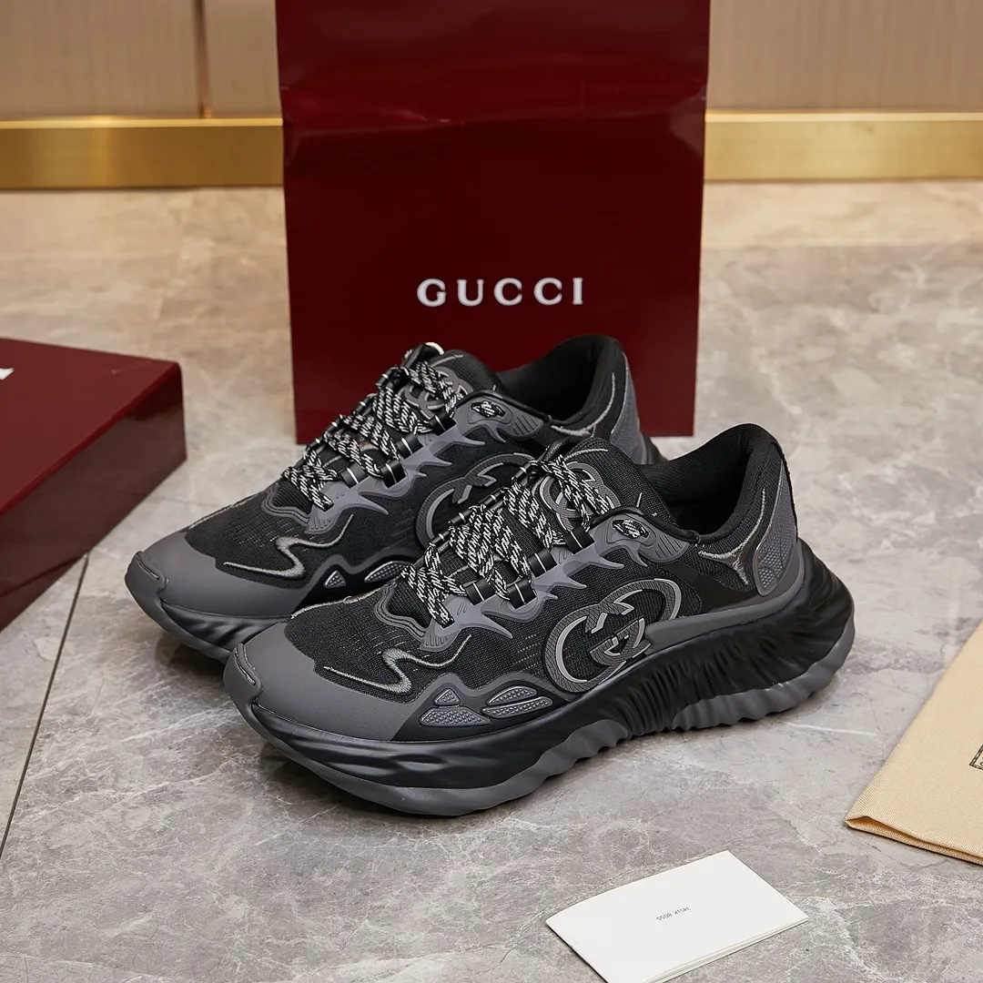 p380 古驰 / Gucci Gucci Ripple系列 运动鞋男女士35-46 早秋系列以现代视角焕新诠释品牌经典设计元素和精致图案。这款厚底运动鞋以轻薄双色网布匠心打造，巧妙融入撞色互扣式双G和闪电橡胶细节，洋溢着浓浓的科技感。 绿色和黄色网布 刺绣细节 互扣式双G和闪电橡胶细节 橡胶鞋底 鞋底饰Gucci互扣式双G标识细节 互扣式双G橡胶标识 多色鞋带 另附一副鞋带 系带式 低跟