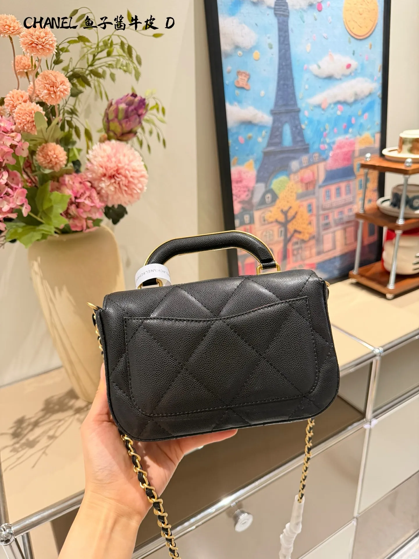 香奈儿手柄口盖包​​p230p240 🤍香奈儿手柄口盖包，经典菱格纹+鱼子酱牛皮，耐磨又高级！金色双C标志超有辨识度✨，手柄设计手提or单肩都OK，日常出行、约会都能轻松驾驭。内部虽小但能装下口红、钥匙等小物，实用又时髦，是香奈儿热门款，优雅气质满分！17cm28cm双盒包装