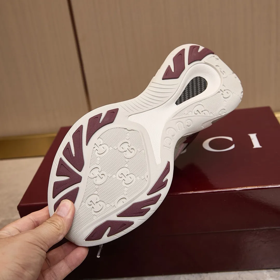 p460 古驰 / Gucci Gucci 2.0男女士运动鞋 35-45 （男码先出） Gucci 2.0运动鞋焕新演绎品牌标志性条纹织带元素。这款运动鞋焕新诠释标志性细节，采用EVA厚鞋底，搭配灵动廓形，带来稳步舒适穿着体验。 灰色和蓝色网眼布和皮革 皮革衬里 GG反光滚边 加衬织带 饰GG EVA橡胶鞋底 系带固定，配有互扣式双G鞋带