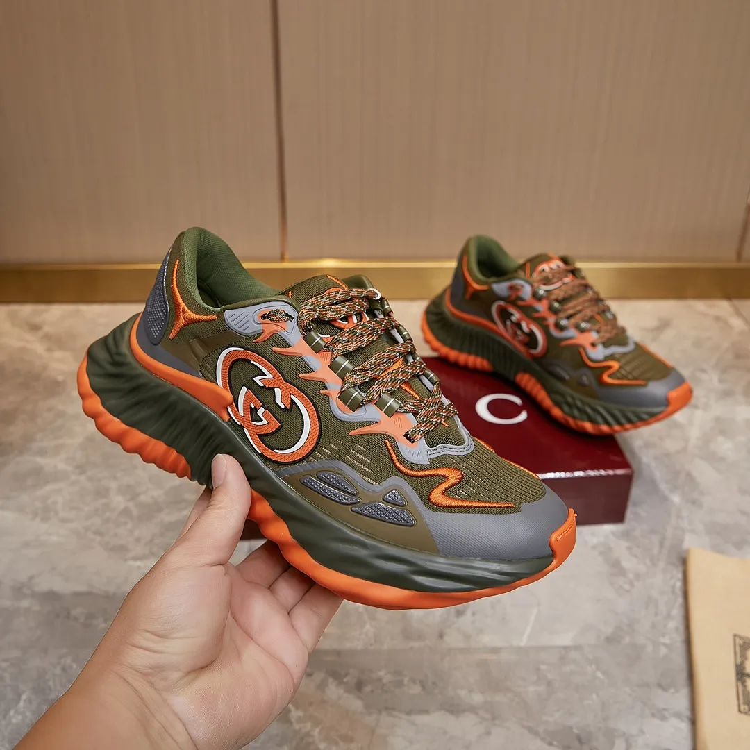 p380 古驰 / Gucci Gucci Ripple系列 运动鞋男女士35-46 早秋系列以现代视角焕新诠释品牌经典设计元素和精致图案。这款厚底运动鞋以轻薄双色网布匠心打造,巧妙融入撞色互扣式双G和闪电橡胶细节,洋溢着浓浓的科技感。 绿色和黄色网布 刺绣细节 互扣式双G和闪电橡胶细节 橡胶鞋底 鞋底饰Gucci互扣式双G标识细节 互扣式双G橡胶标识 多色鞋带 另附一副鞋带 系带式 低跟