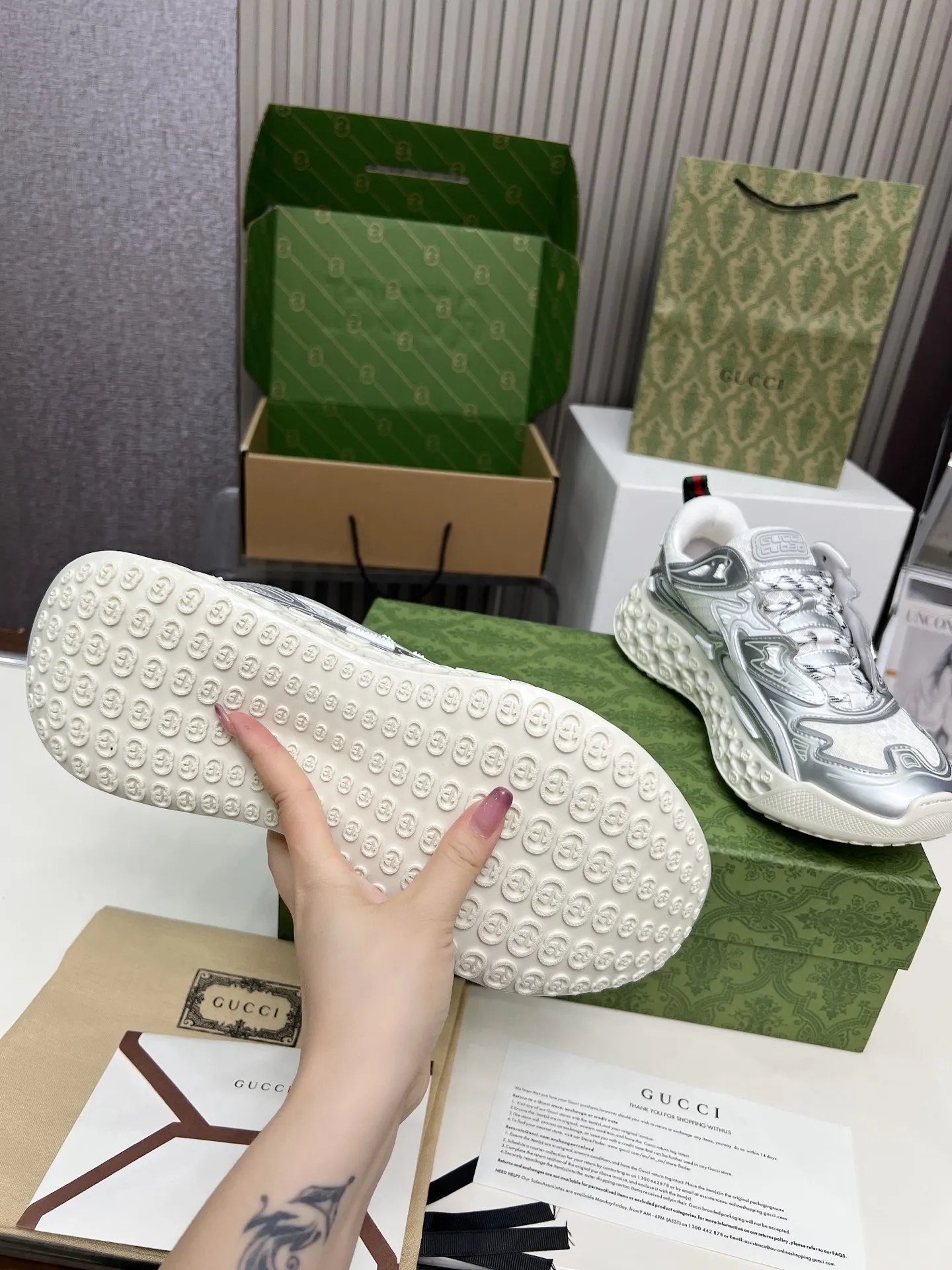 工厂价400❤️🔥❤️🔥❤️🔥Gucci——❤️cub3d🔥❤️🔥❤️🔥运动鞋重金打造❤️🔥❤️🔥❤️🔥焕新演绎品牌标志性条纹织带元素😍😍当复古基因撞上未来感设计🎊🎊这双古驰新鞋直接把潮流阈值拉满💥 ✔️配色卡龙撞色+经典条纹,GG反光滚边,视觉冲击拿捏,出街自带高光滤镜 ✔️ 结构多层异材质拼接,网纱透气、皮革定型,大底EVA发泡及TPU组合😍😍😍时髦与实用双在线 ✔️ 细节做双G中底+标志性双G锁扣鞋带,复古DNA疯狂躁动,每一步都踩在潮流审美上❤️❤️❤️❤️ 配码:男39-45