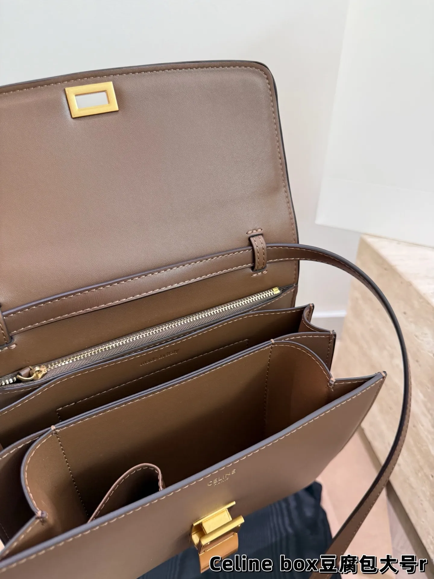P175 P170 配盒 尺寸：24*18cm（大） 19*14cm（小） celine豆腐包 box牛皮品质 皮质的光泽度 光滑度 都很高端！！ zp开模哦！