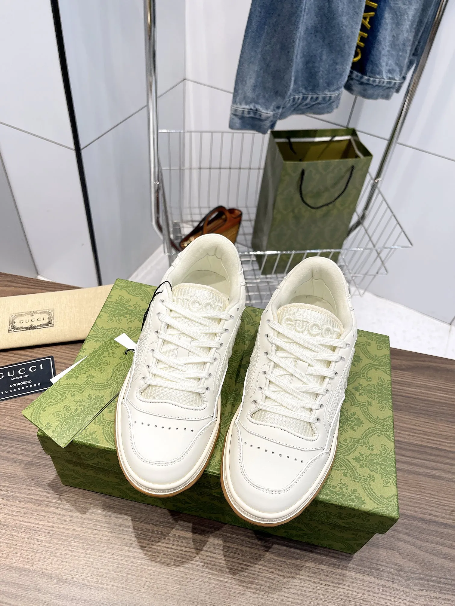 橙子出厂价💰115 Gucci 古驰最新爆款MAC80系列 情侣款运动鞋 休闲鞋小白鞋 原版购入开发 ，精致小巧的互扣式双G标识浪漫诠释此系列的美学理念。选用米白色皮革，复古灵感巧妙融于运动鞋设计，焕新演绎品牌标识。 鞋面：原版定制进口头层超纤 内里：原版定制进口透气网里 大底：底原版开模双色TPU大底 码数：35-44