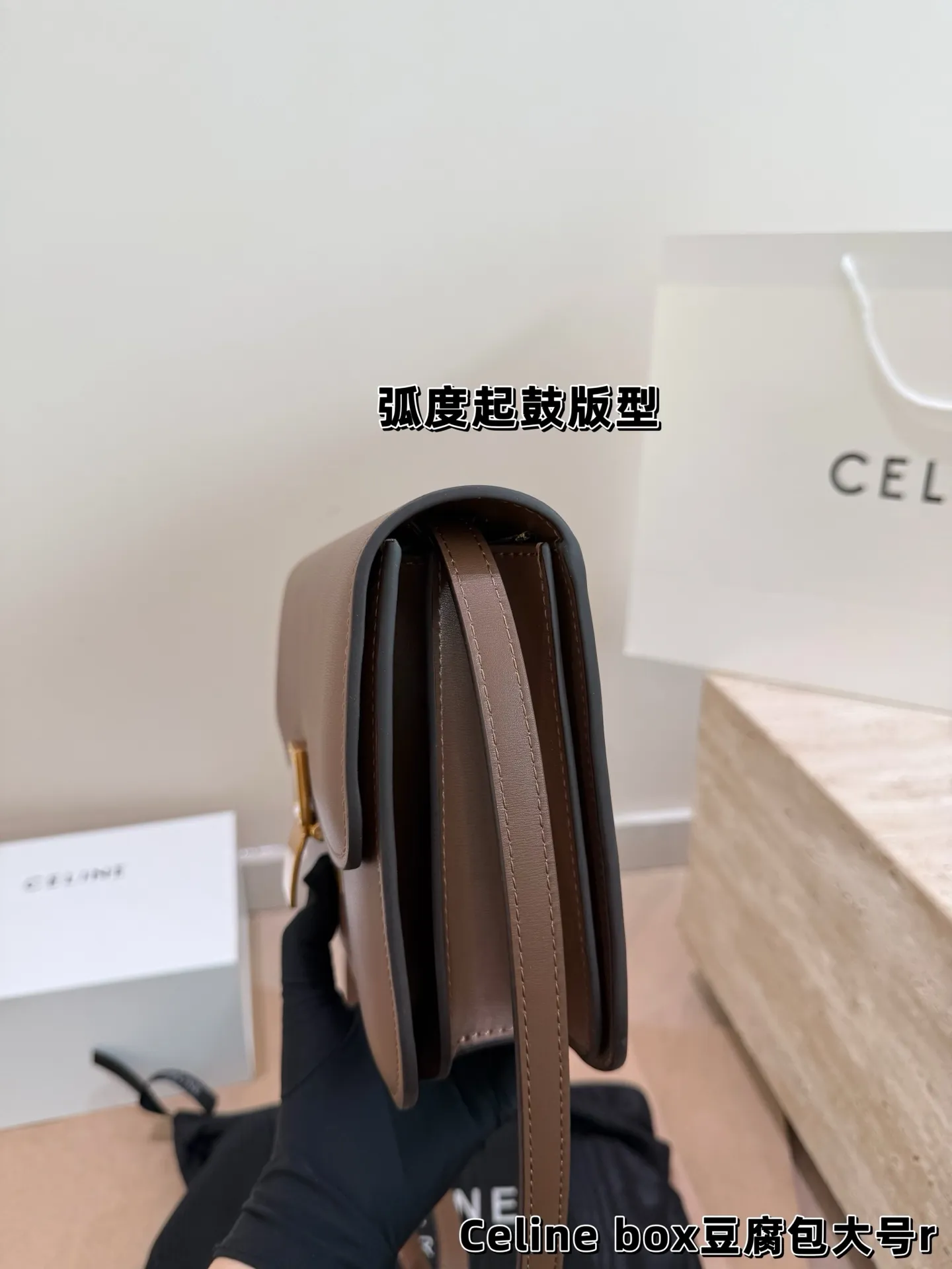 P175 P170 配盒 尺寸：24*18cm（大） 19*14cm（小） celine豆腐包 box牛皮品质 皮质的光泽度 光滑度 都很高端！！ zp开模哦！
