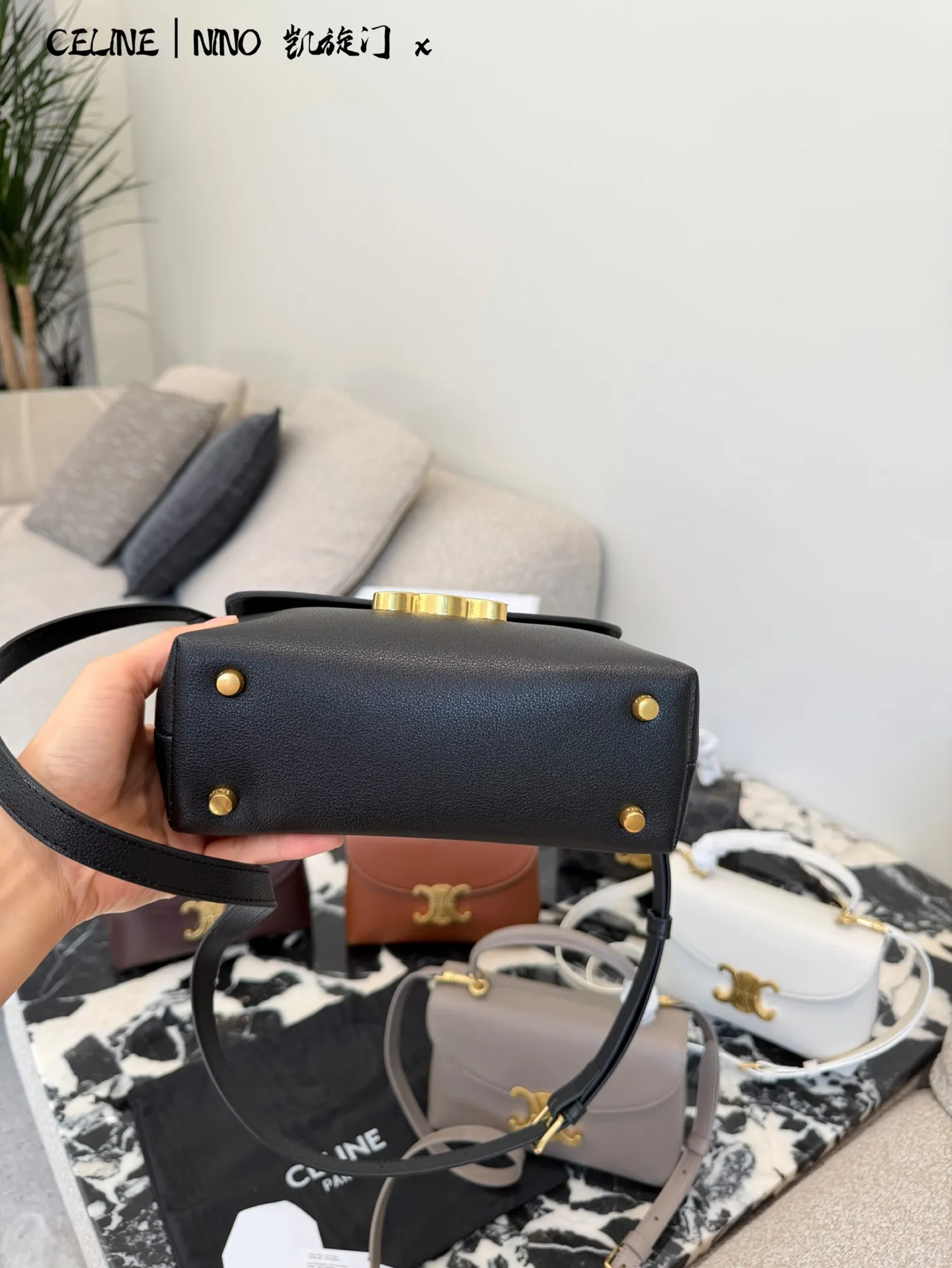 p175 CELINE Teen Nino老花手袋 👜CELINE Teen Nino手袋,经典凯旋门老花系列,PVC材质+金属Logo,复古优雅气质满分✨。尺寸20.5×13×8cm,小巧轻便,通勤出行都很适合。肩带可拆卸、五孔调节,手提斜挎随心切换,灵活百搭!内部空间合理,手机、卡包、化妆品都能装下,实用又时髦,是CELINE热门款,复古风女孩必入!配盒子