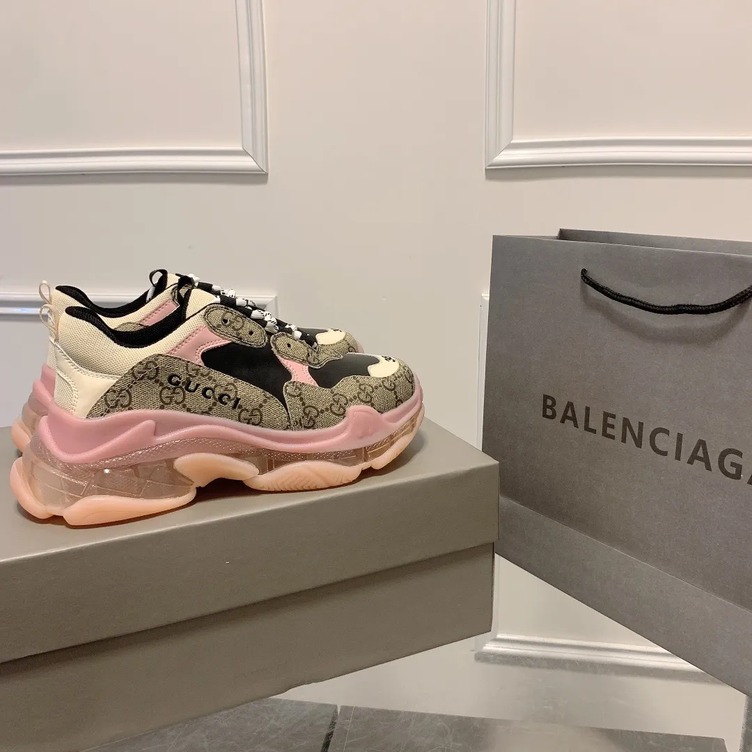 橙子出厂价💰185 情侣款 Gucci x Balenciaga&middot;古驰 x 巴黎世家联名款 新款气垫大底Triple S厚底运动鞋老爹鞋 古驰《Aria-时尚咏叹调》时装系列推出The Hacker Project系列，探索时尚界对于原创与挪用的概念。亚力山卓&middot;米开理以全新系列致敬传承与经典，以标志性Balenciaga廓形和Gucci元素，碰撞出诙谐又和谐的新创意。Triple S运动鞋采用经典GG Supreme帆布，饰有独特的通体&ldquo;Balenciaga&rdquo;印花。 限量款顶级版本！新配色首发出货，堪称目前市面上&ldquo;最美老爹鞋&rdquo;！正品开模，对版印花，原楦八层TPU组合大底！ 颜色：多种配色 码数：35-44