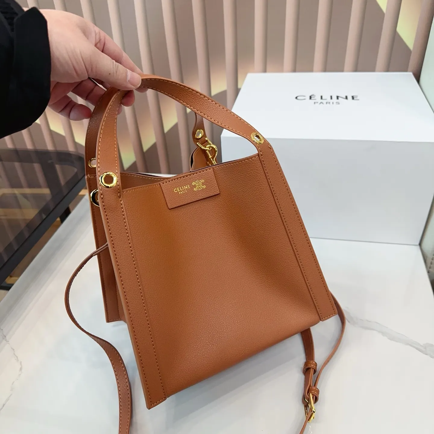 P165 折叠盒 升级版 尺寸22.21 CELINE 赛琳CUBO小号托特包,日常通勤,休闲都超实用!手提,个性满分~内部空间超能装,水杯,手机,化妆品统统搞定,轻便耐用,时髦又百搭,日常出街必备!qn