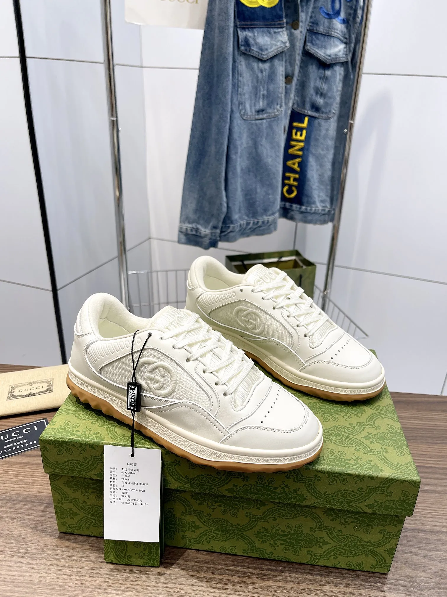 橙子出厂价💰115 Gucci 古驰最新爆款MAC80系列 情侣款运动鞋 休闲鞋小白鞋 原版购入开发 ,精致小巧的互扣式双G标识浪漫诠释此系列的美学理念。选用米白色皮革,复古灵感巧妙融于运动鞋设计,焕新演绎品牌标识。 鞋面:原版定制进口头层超纤 内里:原版定制进口透气网里 大底:底原版开模双色TPU大底 码数:35-44