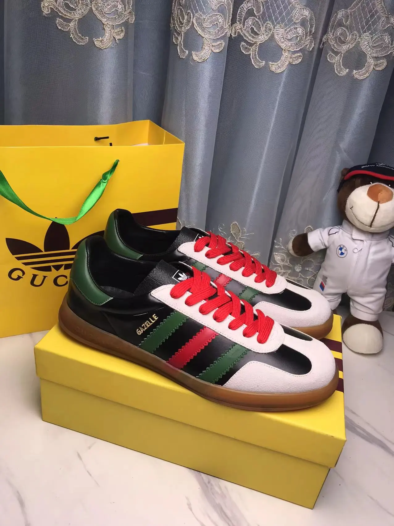 橙子出厂价💰110 GUCCI 古驰 阿迪联名款 运动鞋德训鞋 情侣款 玩味复古德训鞋,70年代运动风,融汇了两个品牌丰富优秀的历史传承及标志性的设计语言,塑就醒目风格造型! 码数:35-45(男女码)