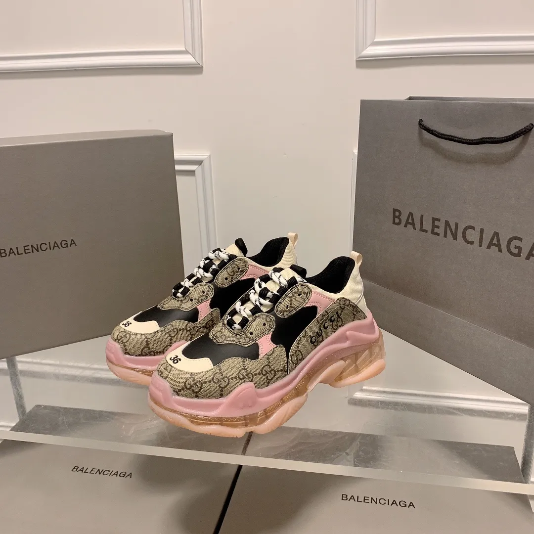 橙子出厂价💰185 情侣款 Gucci x Balenciaga·古驰 x 巴黎世家联名款 新款气垫大底Triple S厚底运动鞋老爹鞋 古驰《Aria-时尚咏叹调》时装系列推出The Hacker Project系列,探索时尚界对于原创与挪用的概念。亚力山卓·米开理以全新系列致敬传承与经典,以标志性Balenciaga廓形和Gucci元素,碰撞出诙谐又和谐的新创意。Triple S运动鞋采用经典GG Supreme帆布,饰有独特的通体“Balenciaga”印花。 限量款顶级版本!新配色首发出货,堪称目前市面上“最美老爹鞋”!正品开模,对版印花,原楦八层TPU组合大底! 颜色:多种配色 码数:35-44