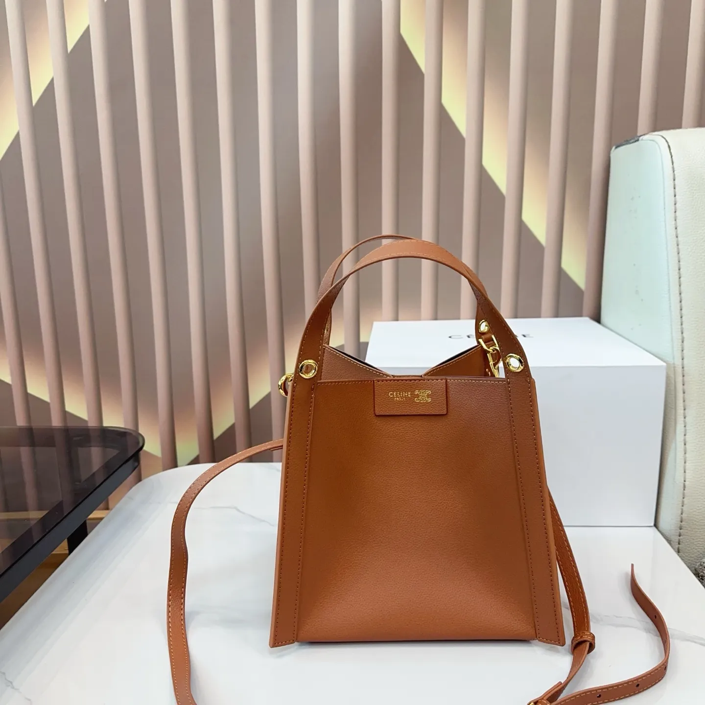 P165 折叠盒 升级版 尺寸22.21 CELINE 赛琳CUBO小号托特包，日常通勤，休闲都超实用!手提，个性满分~内部空间超能装，水杯，手机，化妆品统统搞定，轻便耐用，时髦又百搭，日常出街必备!qn