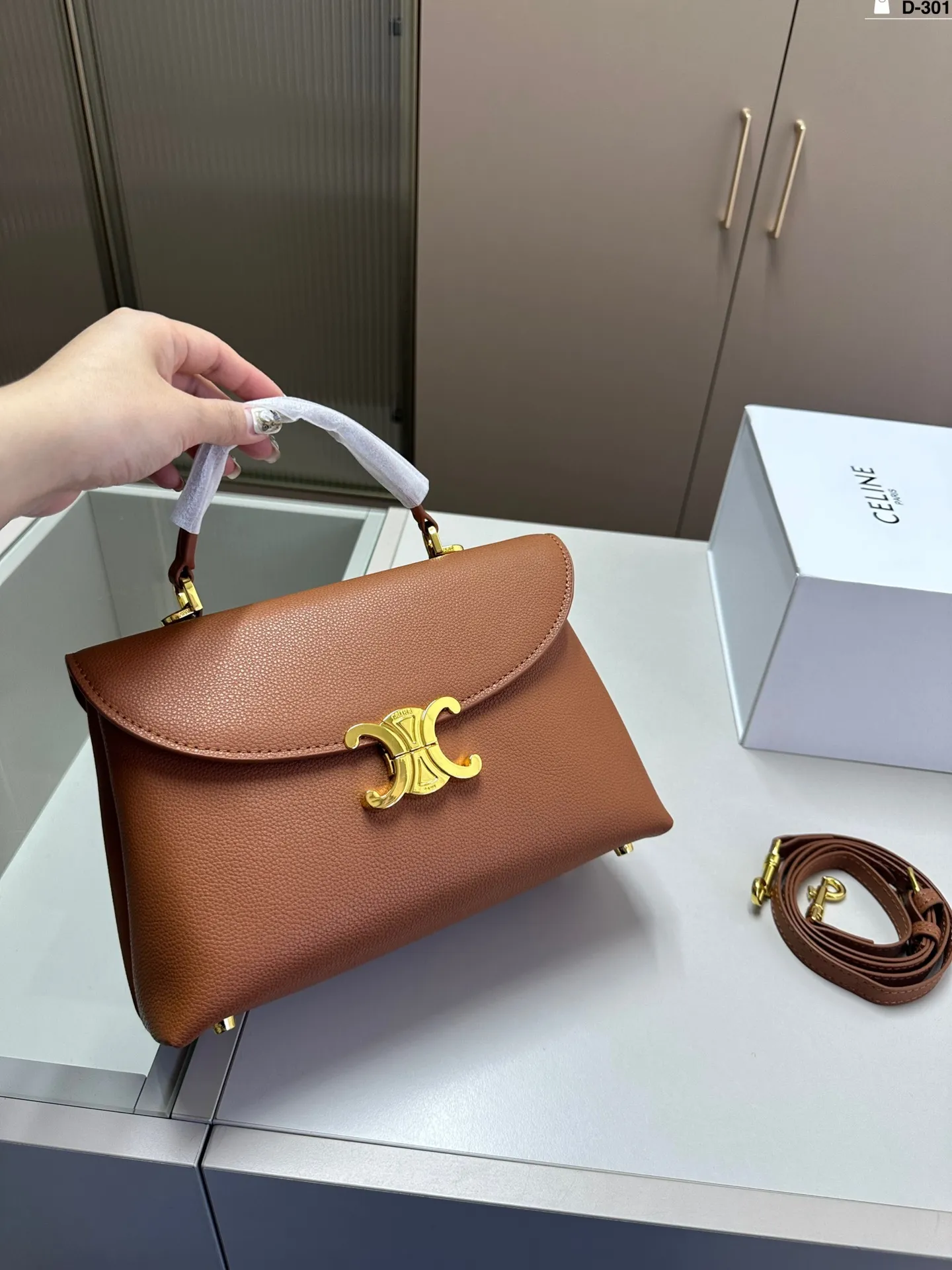 大💰p185 CELINE赛琳新款Teen Nino款手提邮差包❤️ 凯旋门新款手提包 氛围感满满 配有长肩带,🉑手提🉑斜挎 经典logo辨识度超级高~ 复古百搭,容量超可 满足日常‼️ D-301尺寸25×26折叠盒