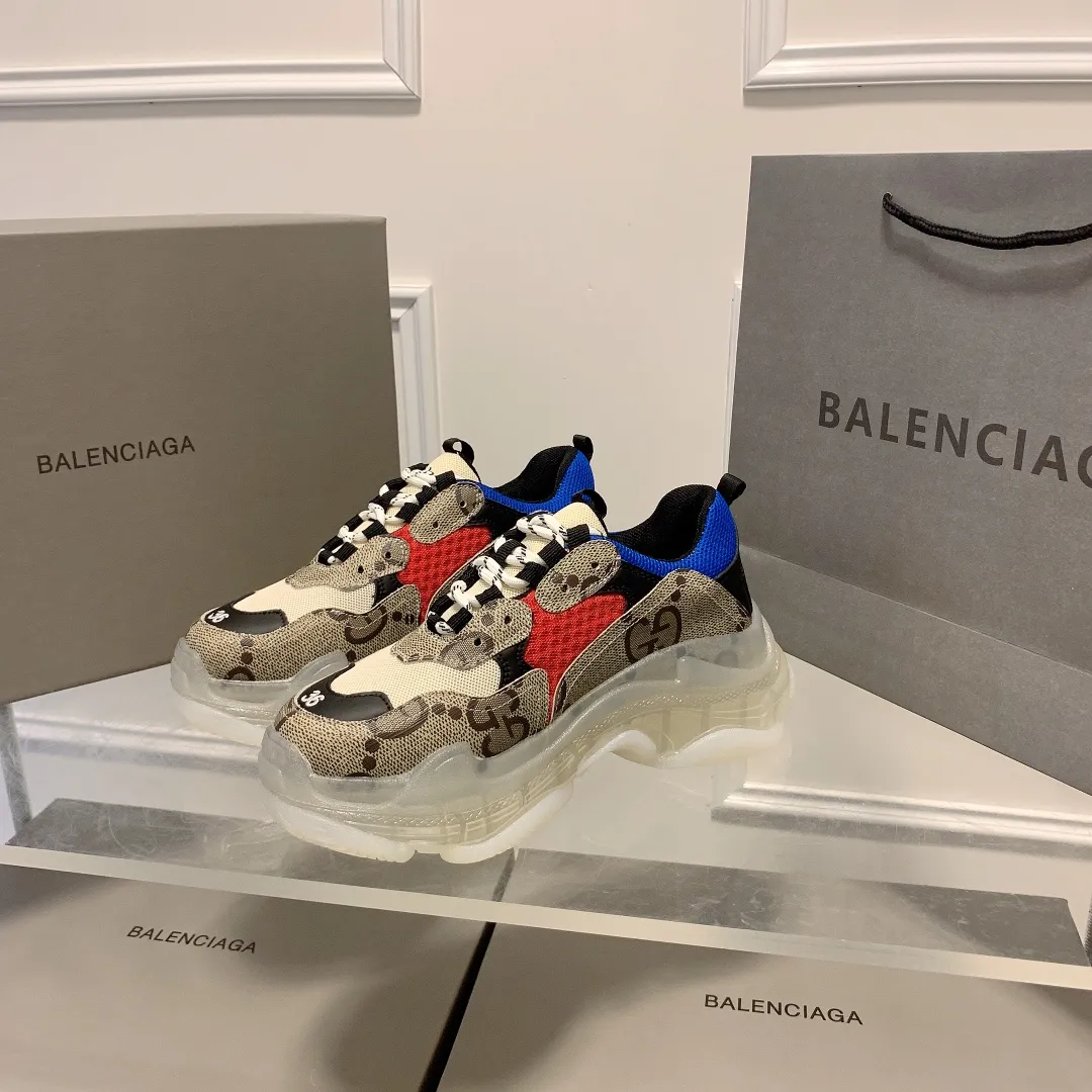 橙子出厂价💰185 情侣款 Gucci x Balenciaga·古驰 x 巴黎世家联名款 新款气垫大底Triple S厚底运动鞋老爹鞋 古驰《Aria-时尚咏叹调》时装系列推出The Hacker Project系列,探索时尚界对于原创与挪用的概念。亚力山卓·米开理以全新系列致敬传承与经典,以标志性Balenciaga廓形和Gucci元素,碰撞出诙谐又和谐的新创意。Triple S运动鞋采用经典GG Supreme帆布,饰有独特的通体“Balenciaga”印花。 限量款顶级版本!新配色首发出货,堪称目前市面上“最美老爹鞋”!正品开模,对版印花,原楦八层TPU组合大底! 颜色:多种配色 码数:35-44