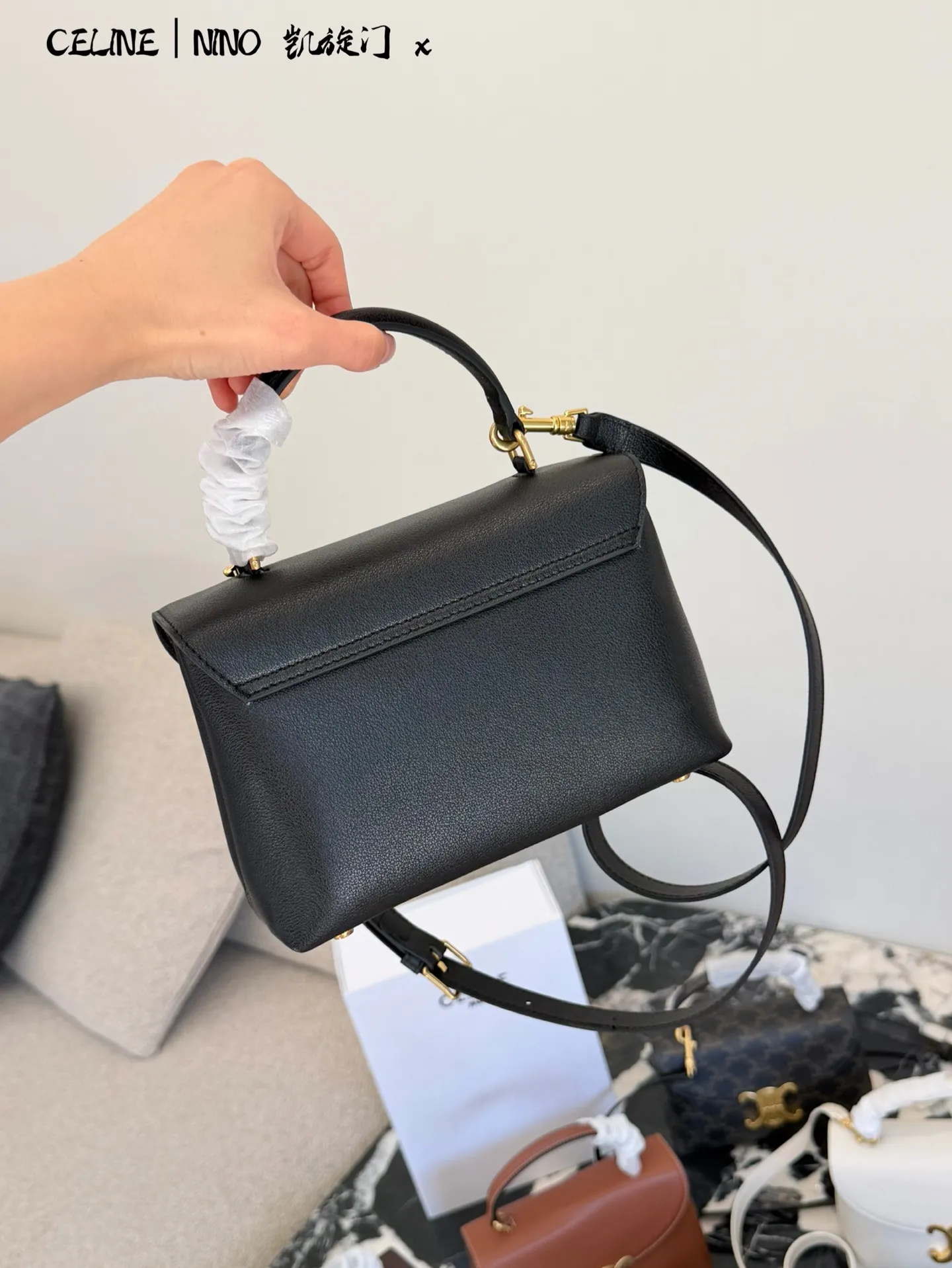 p175 CELINE Teen Nino老花手袋​​ 👜CELINE Teen Nino手袋，经典凯旋门老花系列，PVC材质+金属Logo，复古优雅气质满分✨。尺寸20.5&times;13&times;8cm，小巧轻便，通勤出行都很适合。肩带可拆卸、五孔调节，手提斜挎随心切换，灵活百搭！内部空间合理，手机、卡包、化妆品都能装下，实用又时髦，是CELINE热门款，复古风女孩必入！配盒子